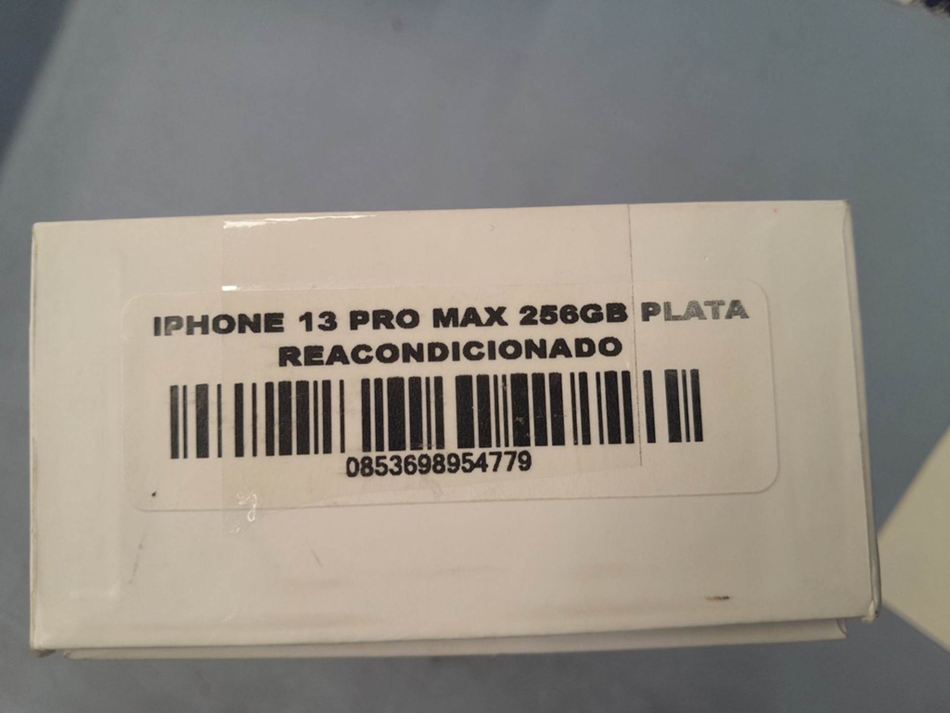 Lote de 2 celulares contiene: 1 iPhone 13 PRO MAX, de 256 GB color PLATA (no enciende); 1 iPhone 13 - Image 4 of 5