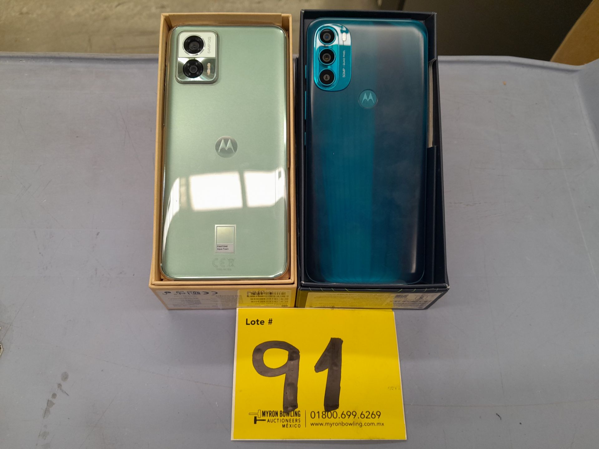 Lote de 2 celulares contiene: 1 celular Marca MOTOROLA, Modelo EDGE 30 NEO, 128 GB de almacenamient - Image 2 of 5