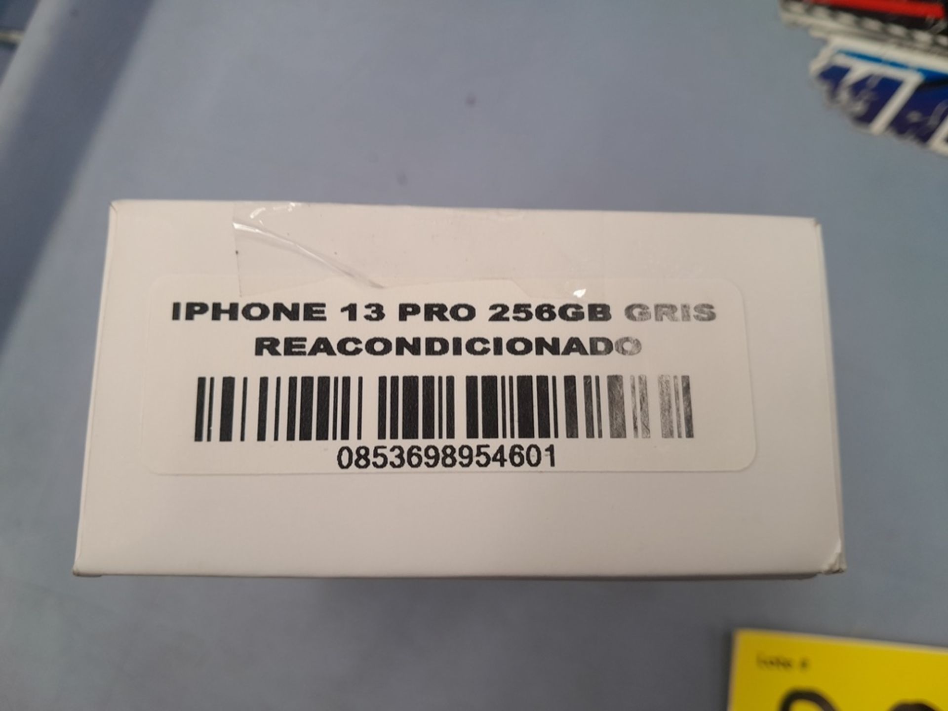 Lote de 2 celulares contiene: 1 iPhone 13 PRO MAX, de 256 GB color PLATA (no enciende); 1 iPhone 13 - Image 3 of 5