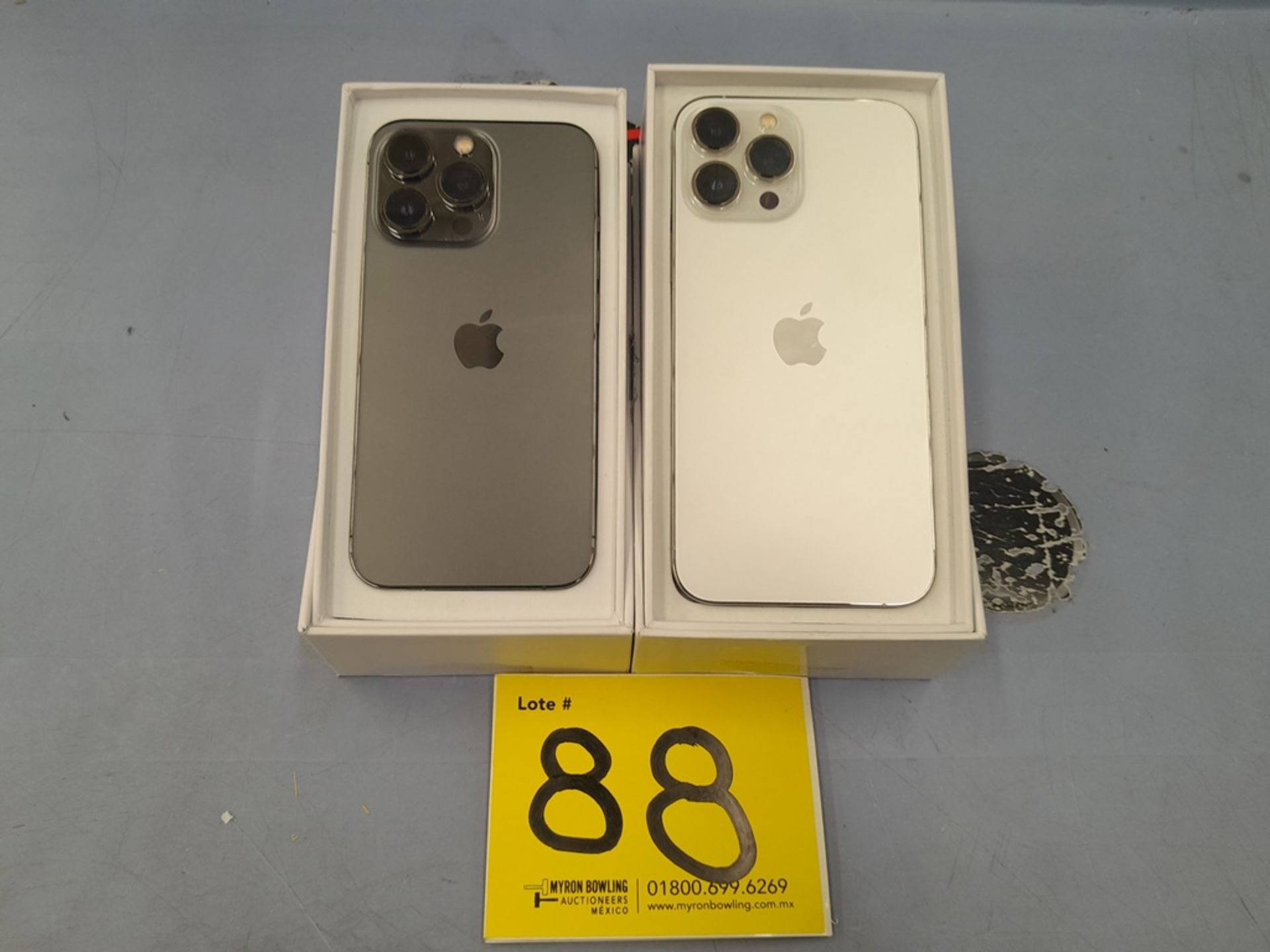 Lote de 2 celulares contiene: 1 iPhone 13 PRO MAX, de 256 GB color PLATA (no enciende); 1 iPhone 13 - Image 2 of 5