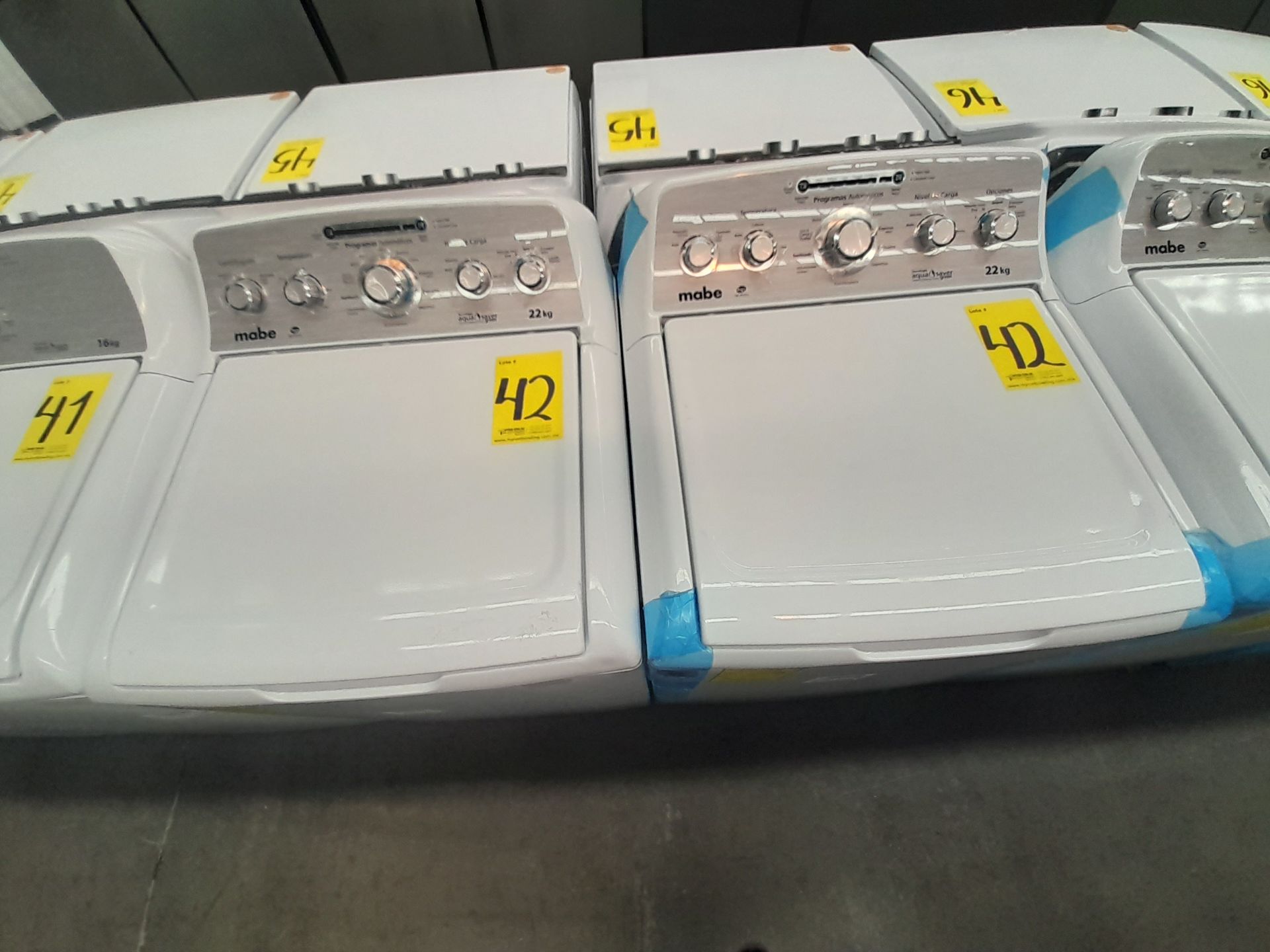 Lote de 2 lavadoras contiene: 1 lavadora de 22 KG, Marca MABE, Modelo LMA72215CBAB02, Serie S02700, - Image 4 of 6