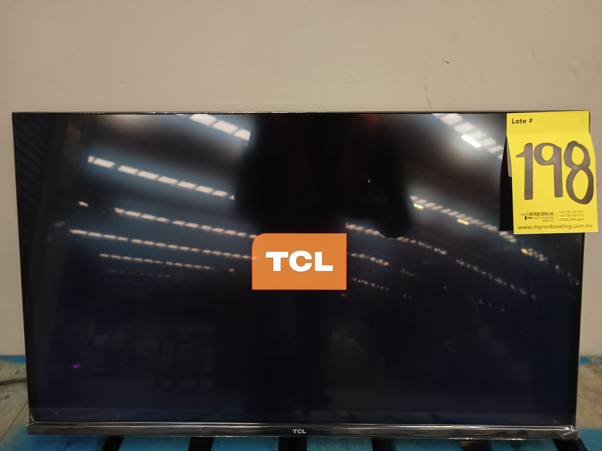 (Nuevo) Lote de 3 pantallas contiene: 1 pantalla de 32" Marca TCL, Modelo SERIE A3; 1 pantalla de 3