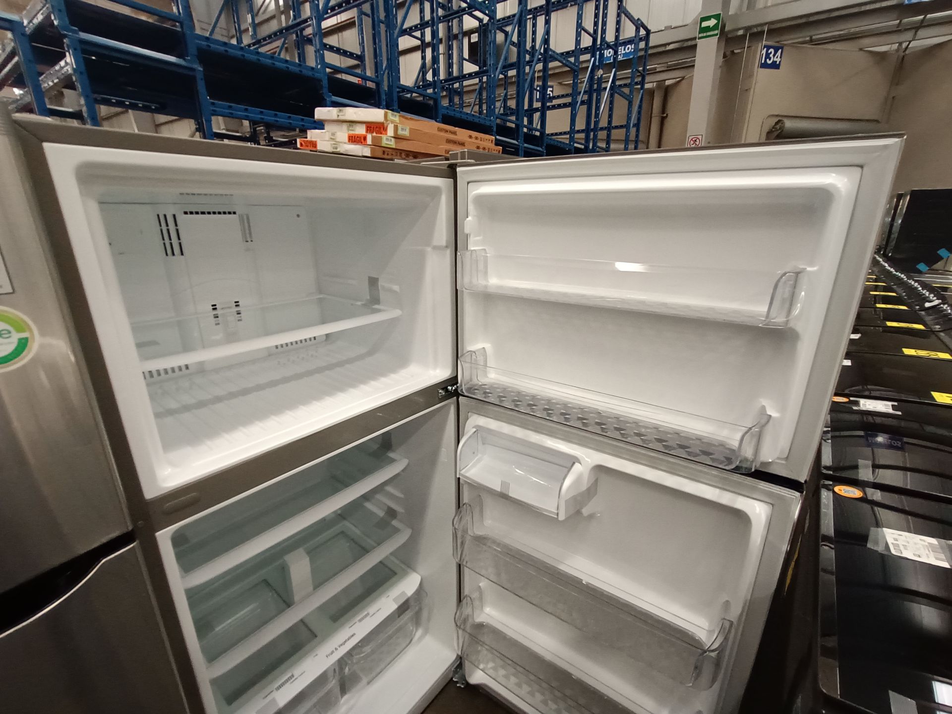 (Nuevo) Lote de 1 Refrigerador sin Dispensador de Agua Marca LG, Modelo LT57BPSX, Serie W18773, Col - Image 4 of 6