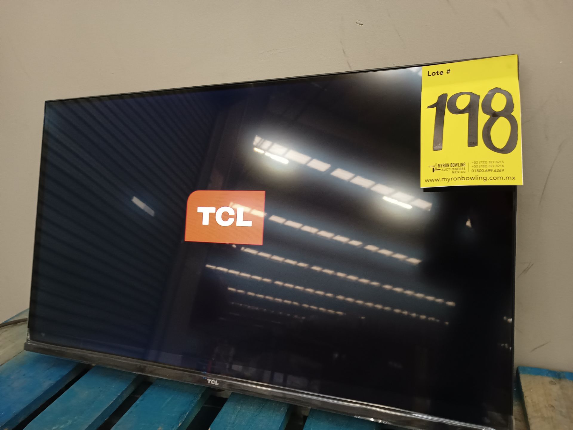 (Nuevo) Lote de 3 pantallas contiene: 1 pantalla de 32" Marca TCL, Modelo SERIE A3; 1 pantalla de 3 - Image 2 of 11