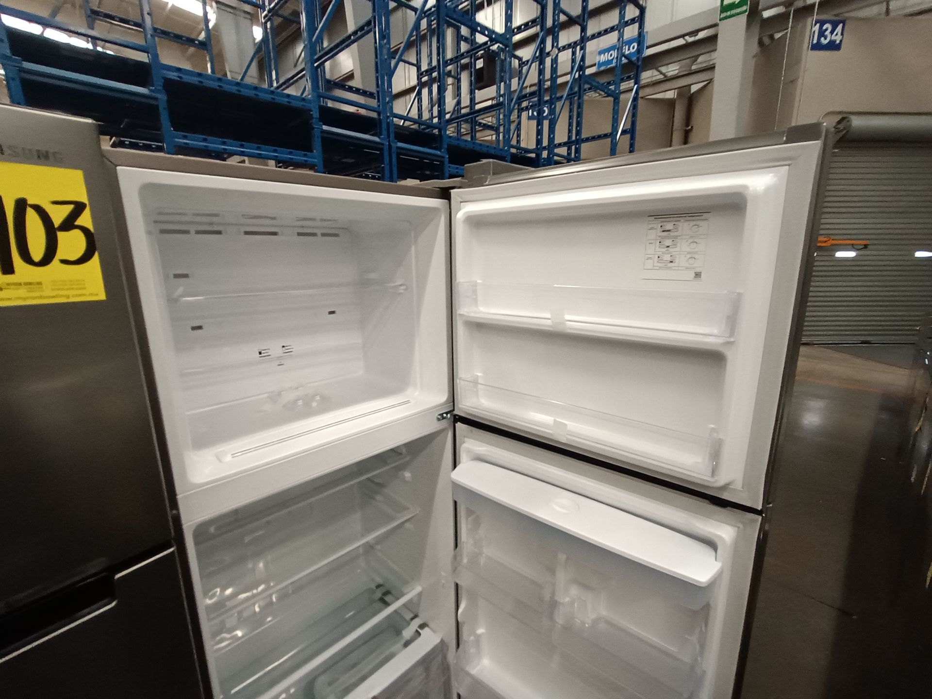(Nuevo) Lote de 1 Refrigerador con Dispensador de Agua Marca SAMSUNG, Modelo RT35A571JS9, Serie 010 - Image 4 of 6
