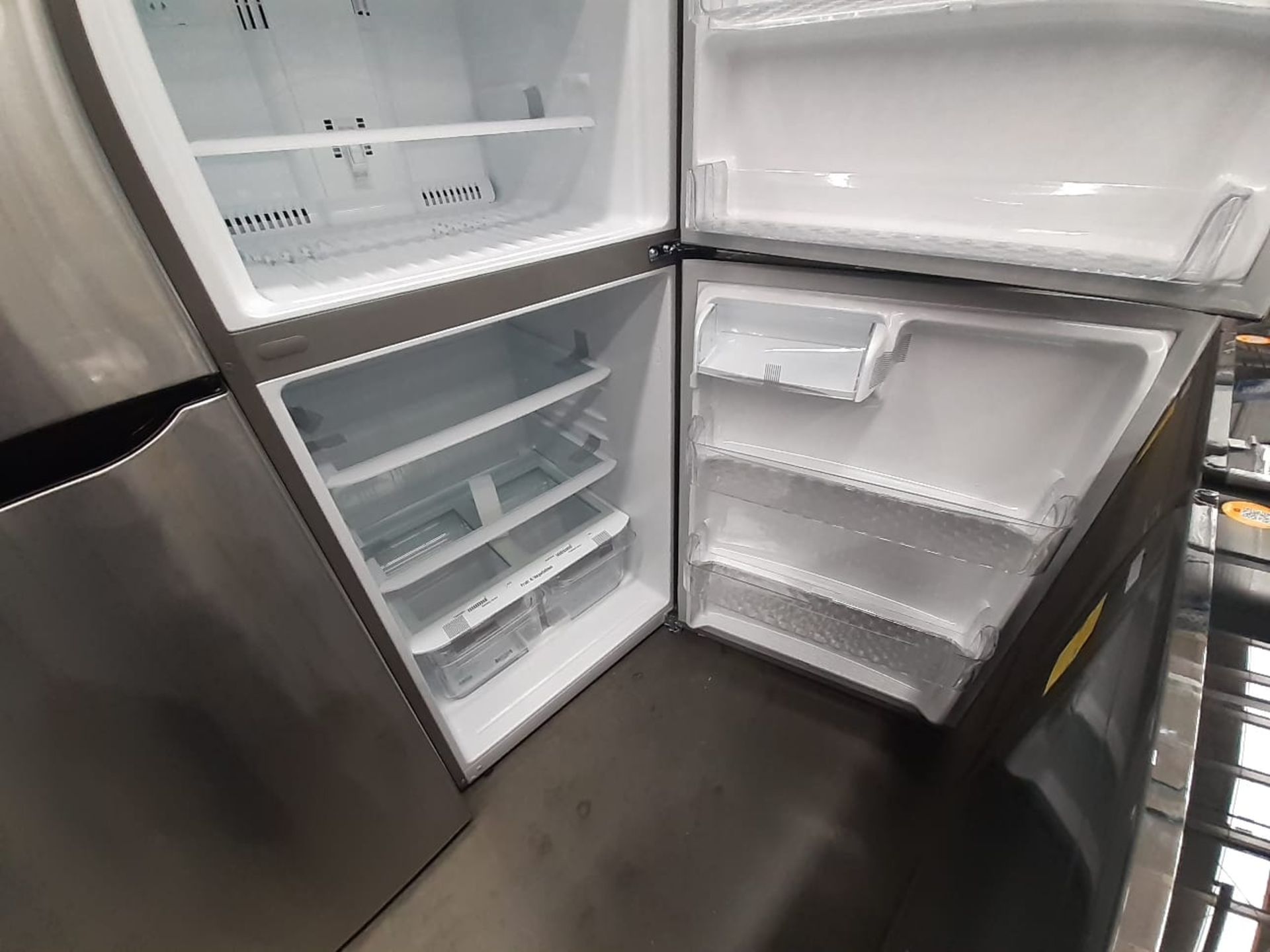 (Nuevo) Lote de 1 Refrigerador sin Dispensador de Agua Marca LG, Modelo LT57BPSX, Serie 1H705, Colo - Image 5 of 7