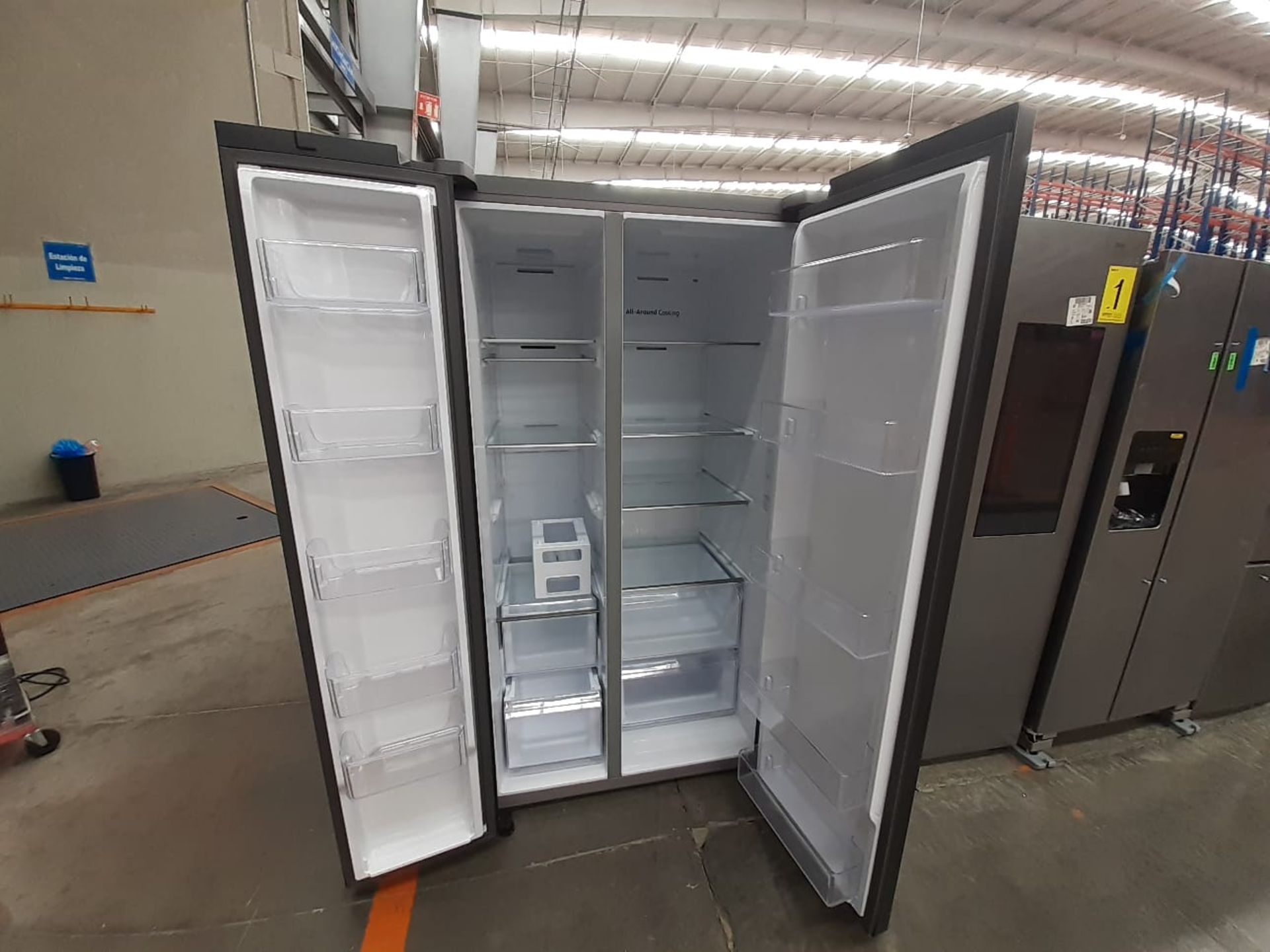 (Nuevo) Lote de 1 Refrigerador sin Dispensador de Agua Marca SAMSUNG, Modelo RS28CB70NAQL, Serie 01 - Image 4 of 5
