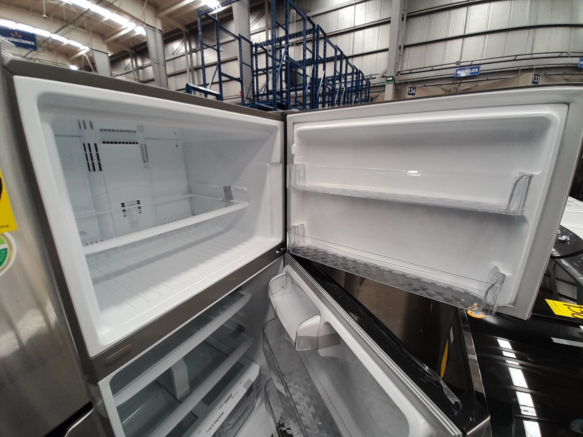 (Nuevo) Lote de 1 Refrigerador sin Dispensador de Agua Marca LG, Modelo LT57BPSX, Serie 18656, Colo - Image 4 of 6
