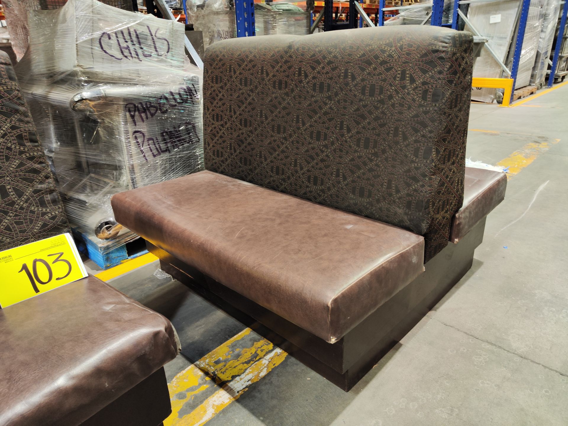 Lote de 2 piezas contiene: 1 sillón doble tipo boot en madera con asientos en tela tipo vinipiel co - Image 5 of 6