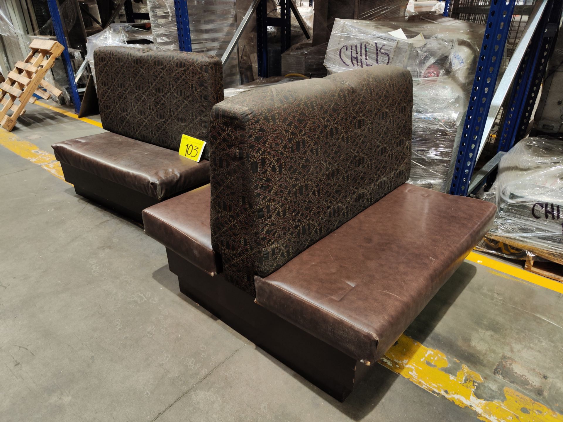 Lote de 2 piezas contiene: 1 sillón doble tipo boot en madera con asientos en tela tipo vinipiel co - Image 2 of 6