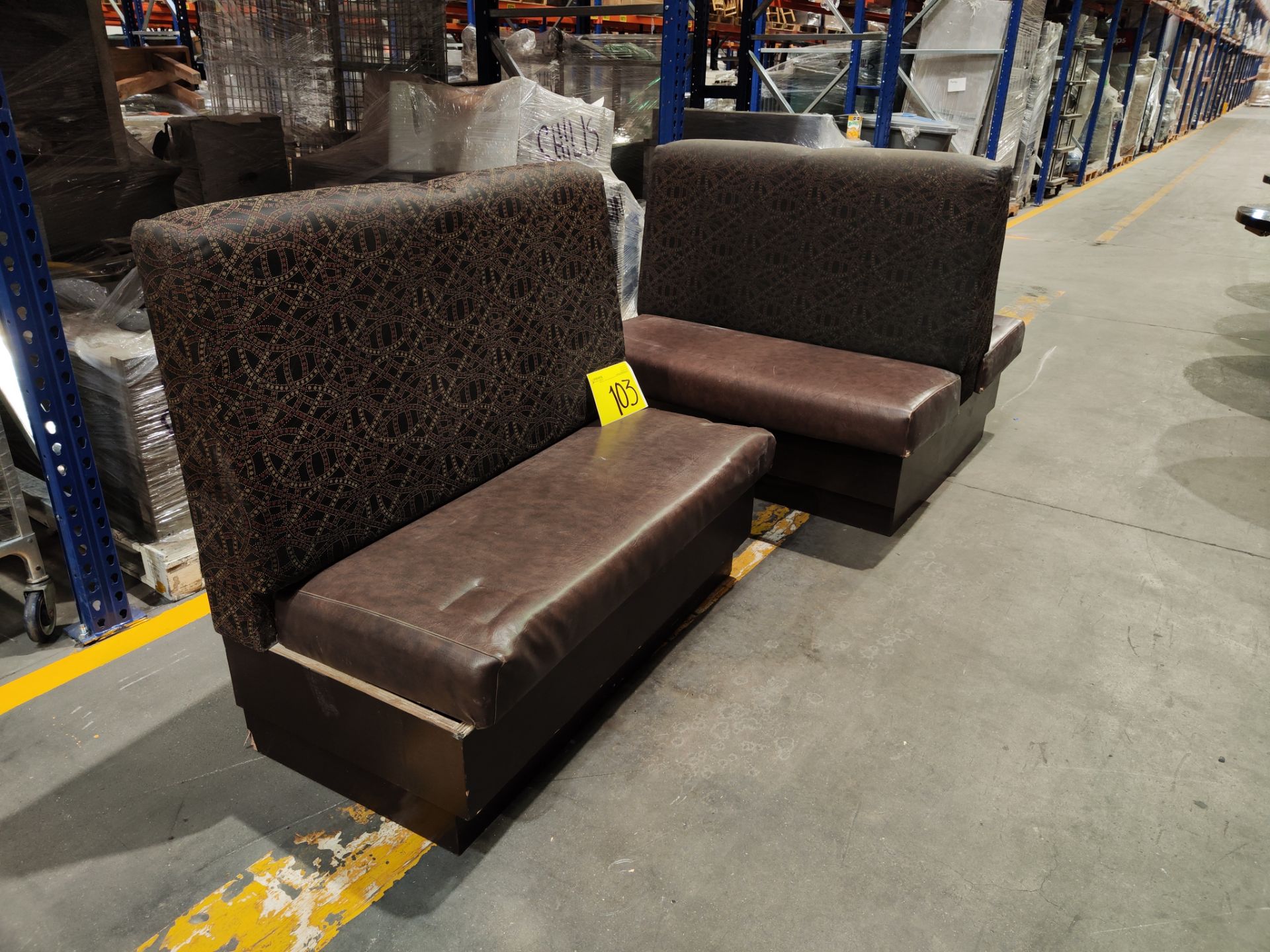 Lote de 2 piezas contiene: 1 sillón doble tipo boot en madera con asientos en tela tipo vinipiel co - Image 3 of 6