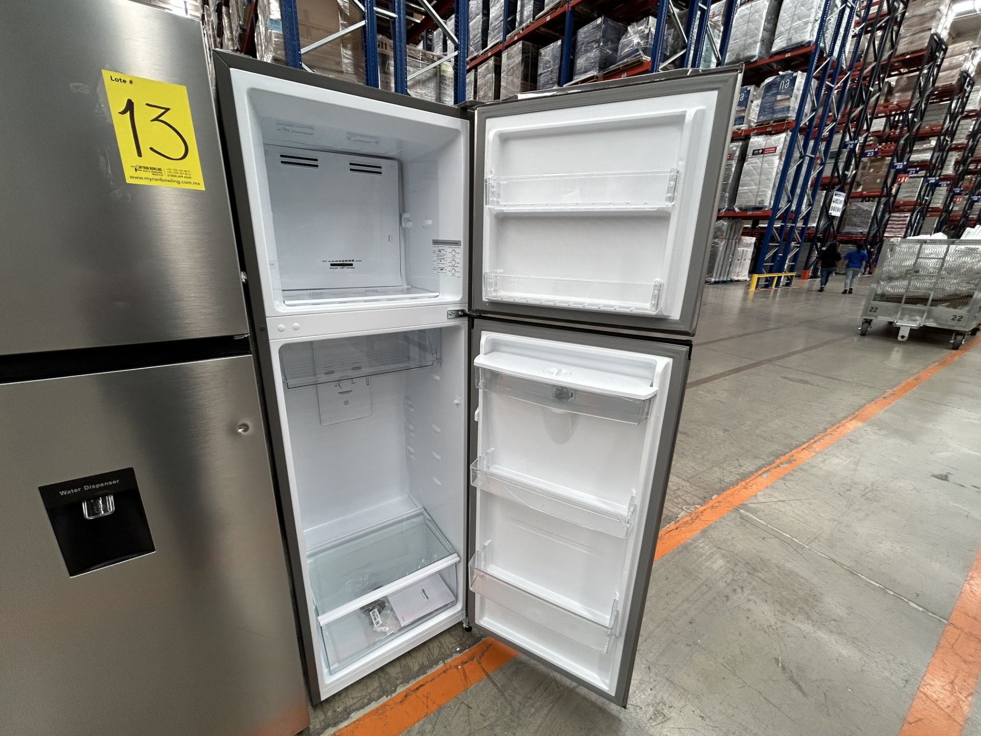 Lote de 2 refrigeradores contiene: 1 refrigerador con dispensador de agua Marca HISENSE, Modelo RT9 - Image 5 of 7