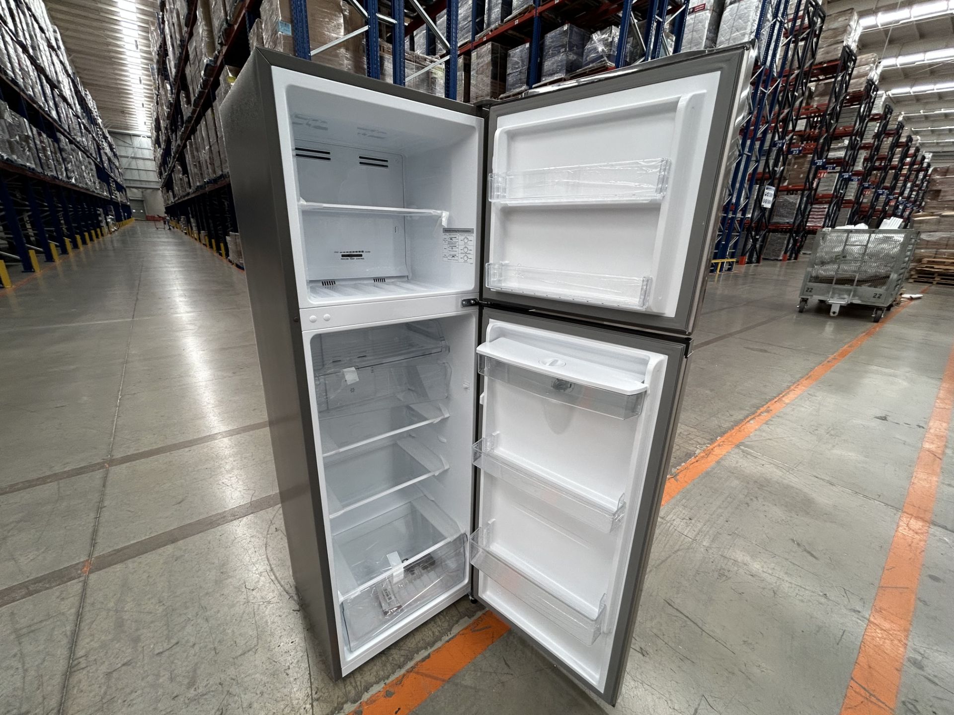 Lote de 2 refrigeradores contiene: 1 refrigerador con dispensador de agua Marca HISENSE, Modelo RT9 - Image 6 of 7