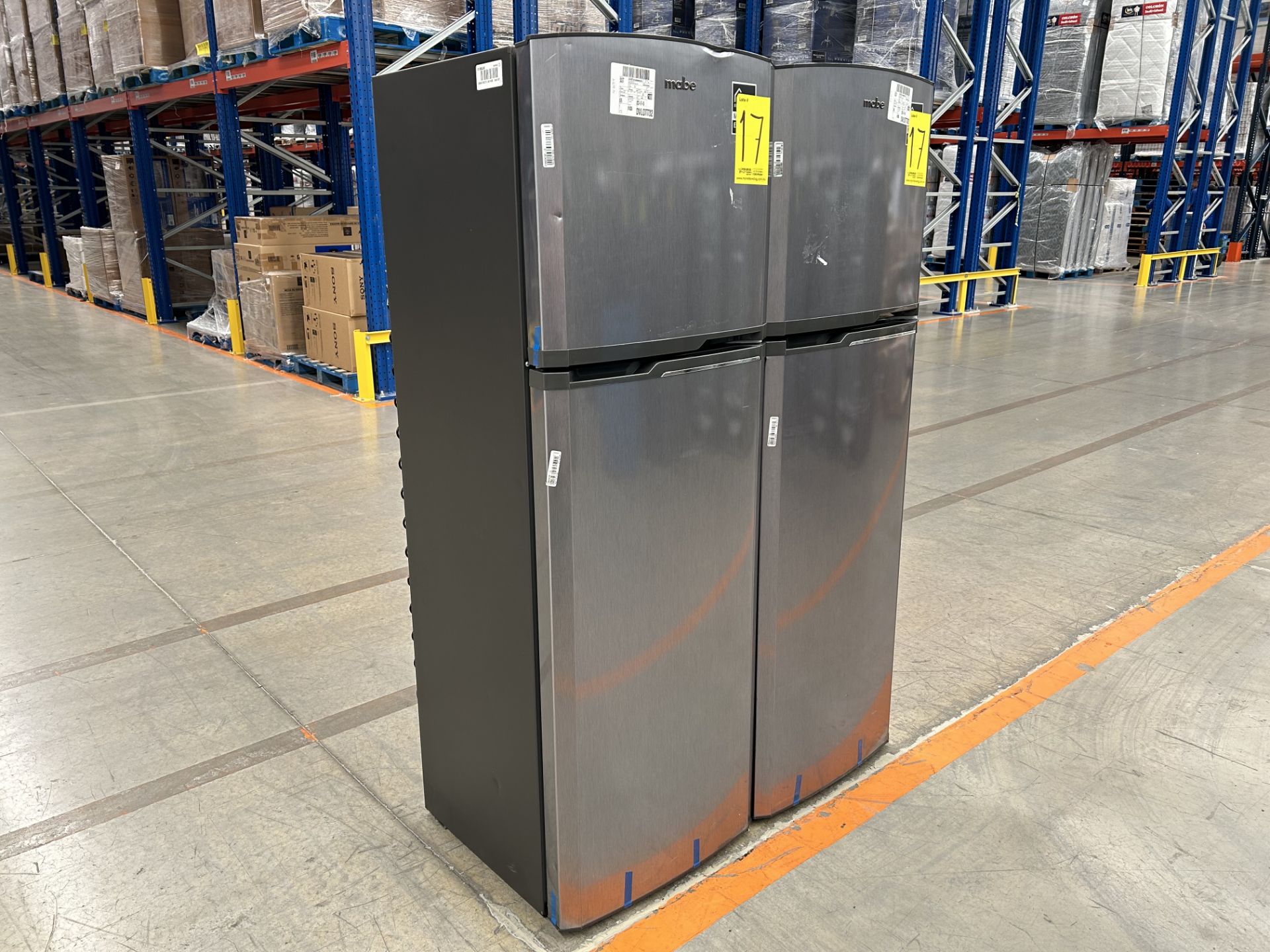Lote de 2 refrigeradores contiene: 1 refrigerador Marca MABE, Modelo RMA250PVMR, Serie 16797, Color - Image 3 of 6