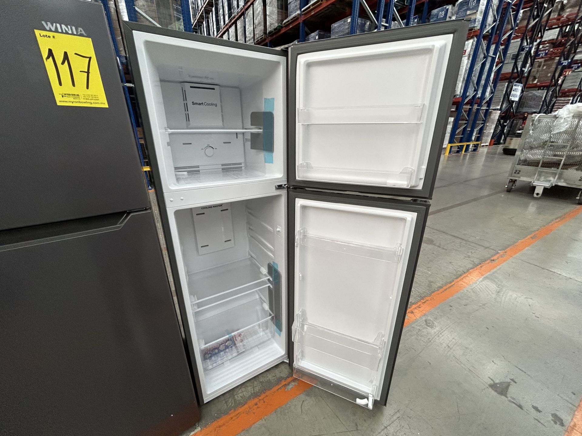 Lote de 2 refrigeradores contiene: 1 refrigerador Marca WINIA, Modelo WRT9000AMMX, Color GRIS; 1 re - Image 4 of 6