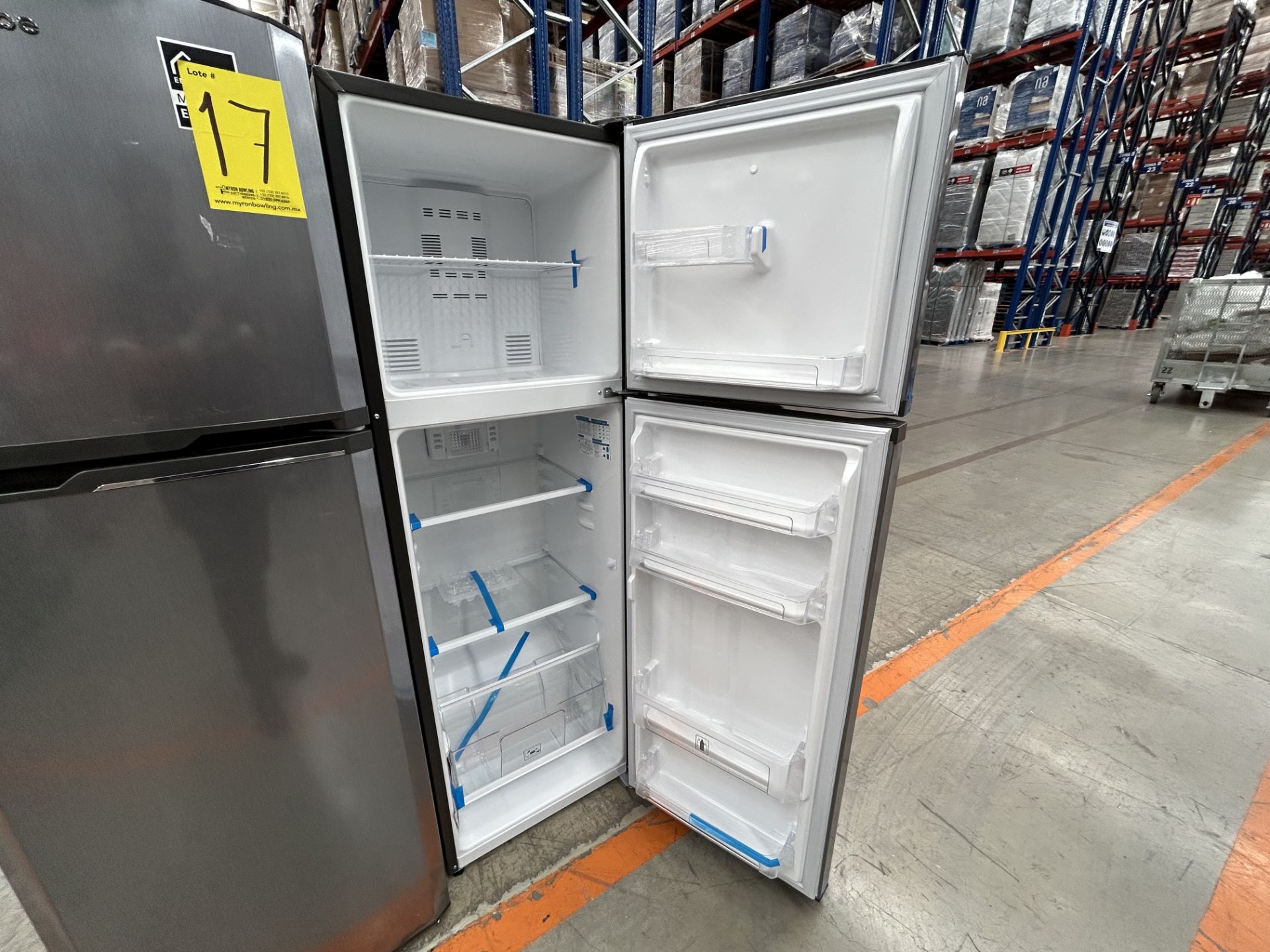Lote de 2 refrigeradores contiene: 1 refrigerador Marca MABE, Modelo RMA250PVMR, Serie 16797, Color - Image 4 of 6