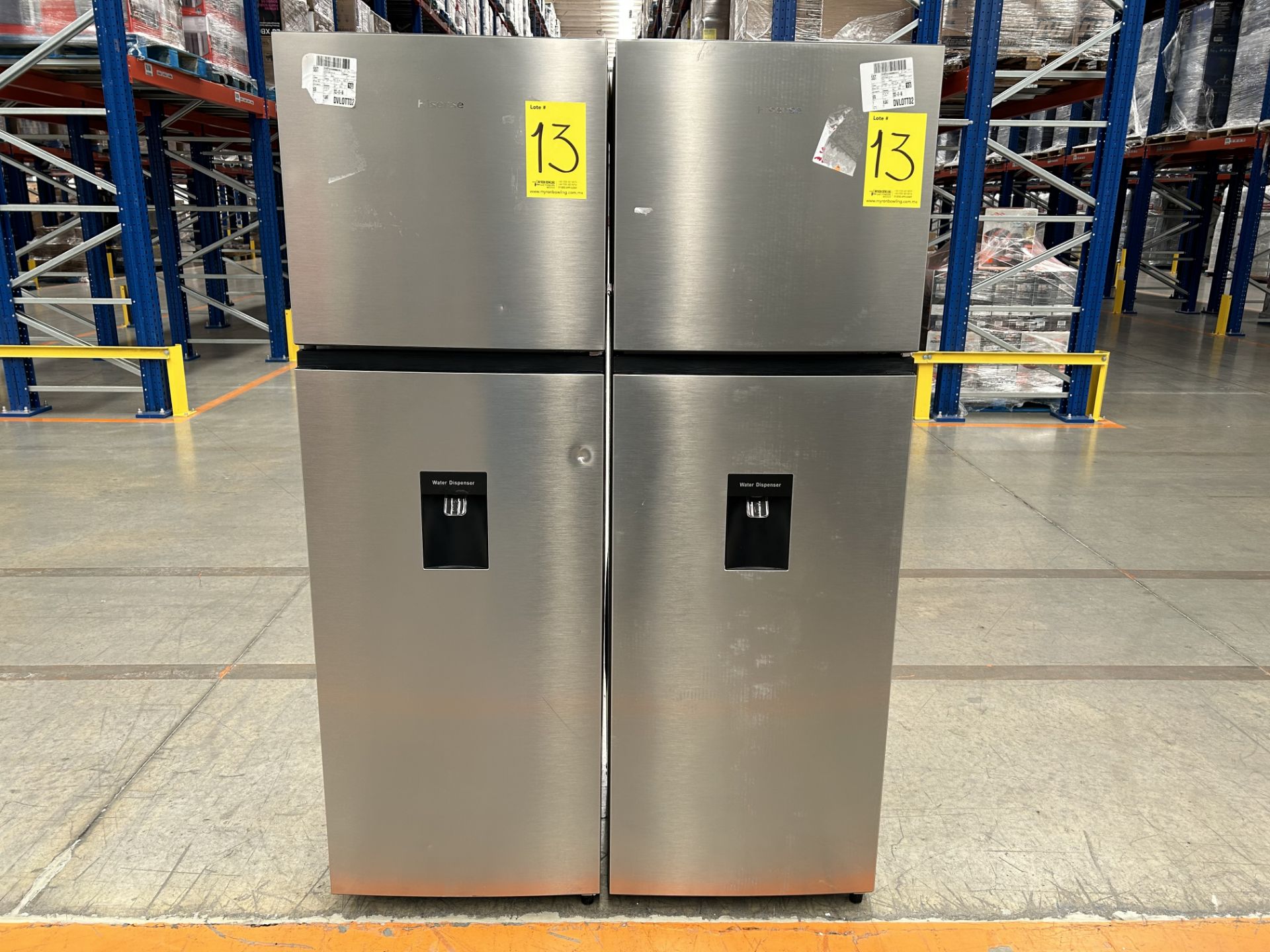 Lote de 2 refrigeradores contiene: 1 refrigerador con dispensador de agua Marca HISENSE, Modelo RT9