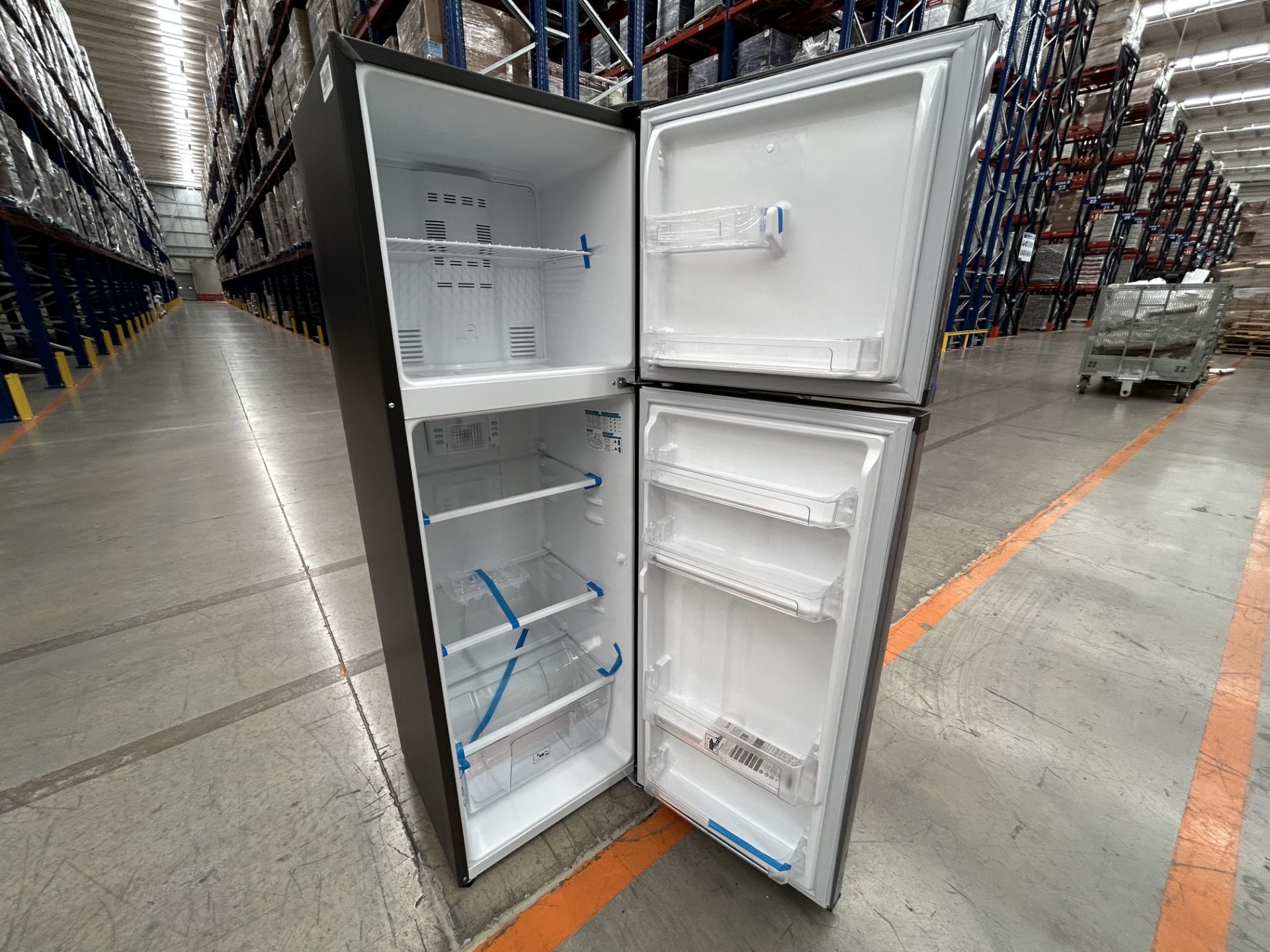 Lote de 2 refrigeradores contiene: 1 refrigerador Marca MABE, Modelo RMA250PVMR, Serie 16797, Color - Image 5 of 6