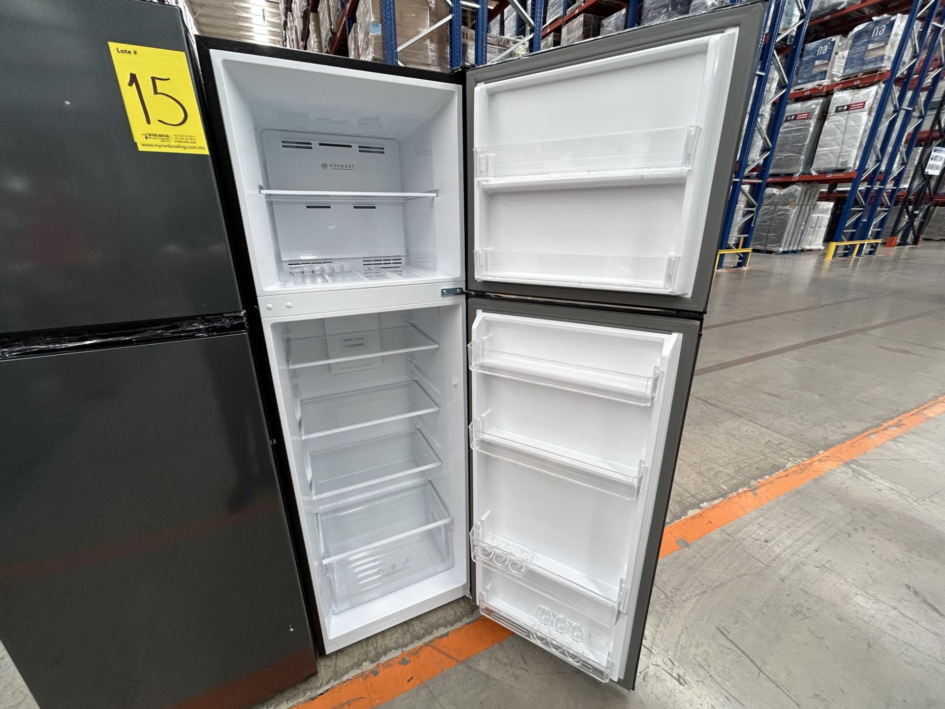 Lote de 2 refrigeradores contiene: 1 refrigerador Marca ATVIO, Modelo AT94TMS, Color NEGRO; 1 refri - Image 4 of 6