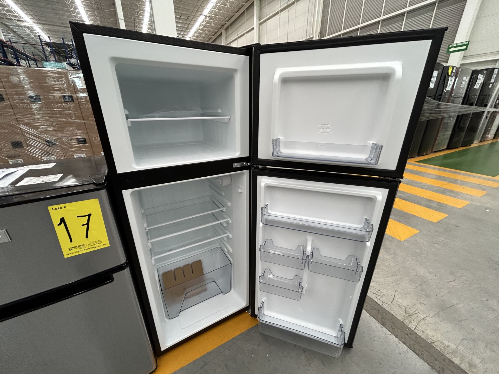 Lote de 2 refrigeradores contiene: 1 refrigerador Marca GALANZ, Modelo GLR55TS1, Serie ND, Color GR - Image 4 of 6