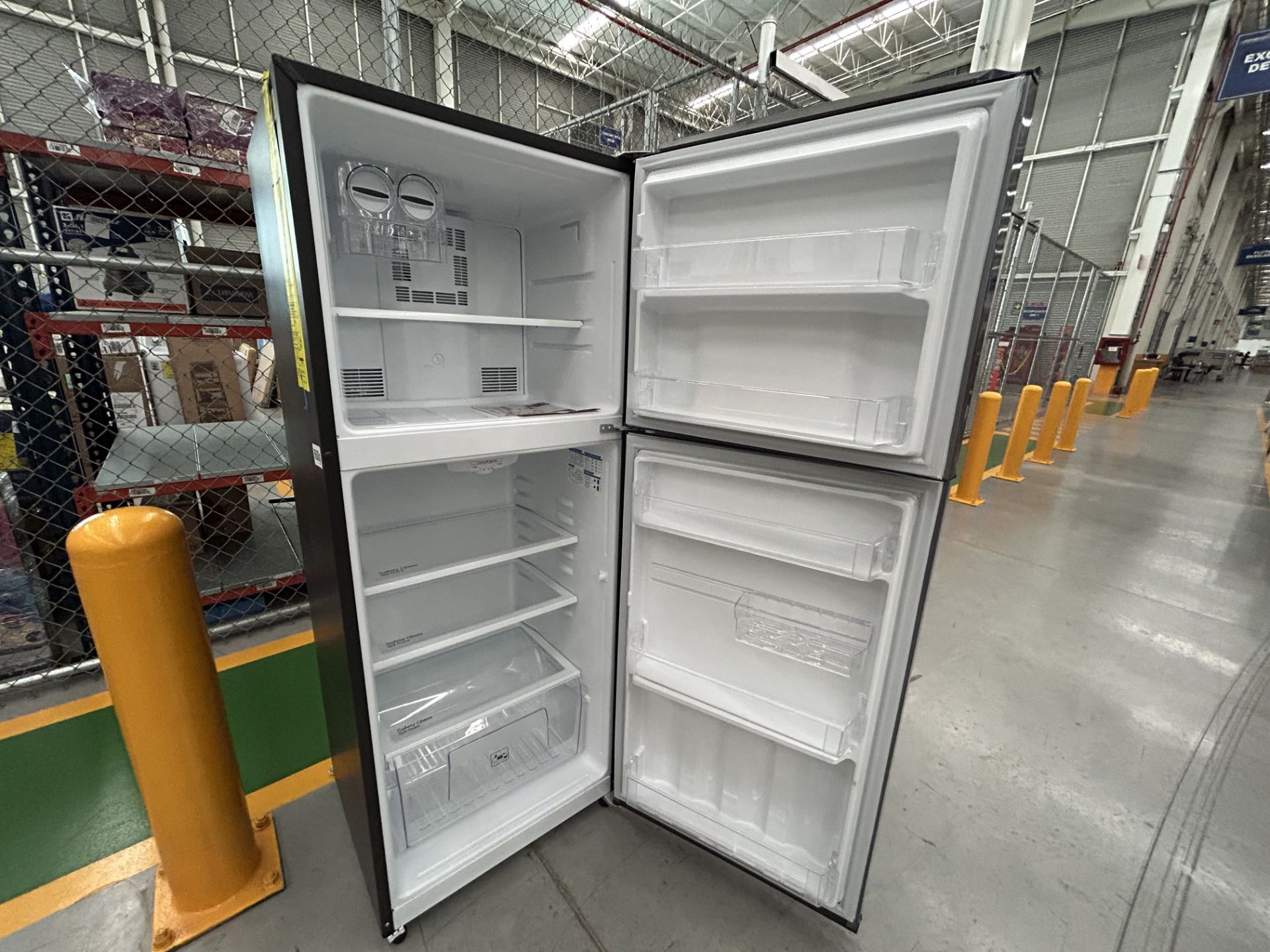 Lote de 2 refrigeradores contiene: 1 refrigerador Marca MABE, Modelo RME360FX, Serie 06730, Color G - Image 4 of 12