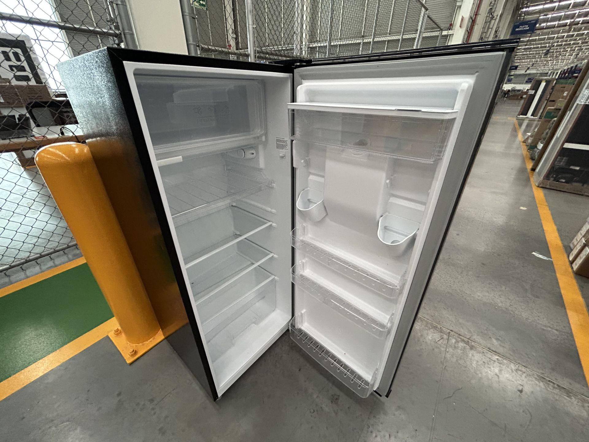 Lote de 2 refrigeradores contiene: 1 refrigerador con dispensador de agua Marca ATVIO, Modelo AT66U - Image 5 of 6
