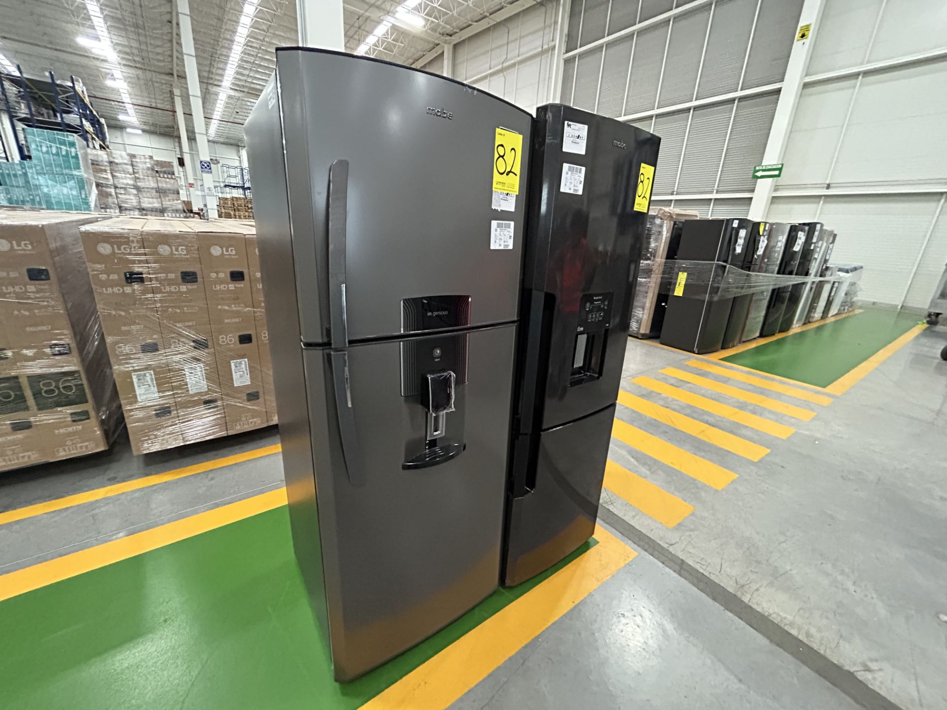 Lote de 2 refrigeradores contiene: 1 refrigerador con dispensador de agua Marca MABE, Modelo RME360 - Image 3 of 6