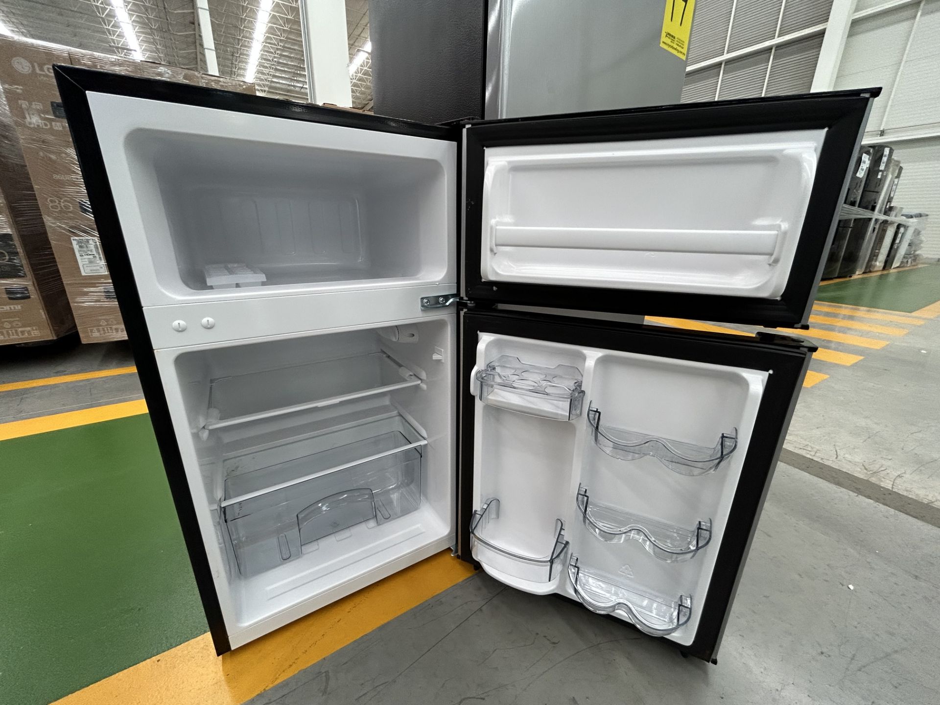 Lote de 2 refrigeradores contiene: 1 refrigerador Marca GALANZ, Modelo GLR55TS1, Serie ND, Color GR - Image 5 of 6