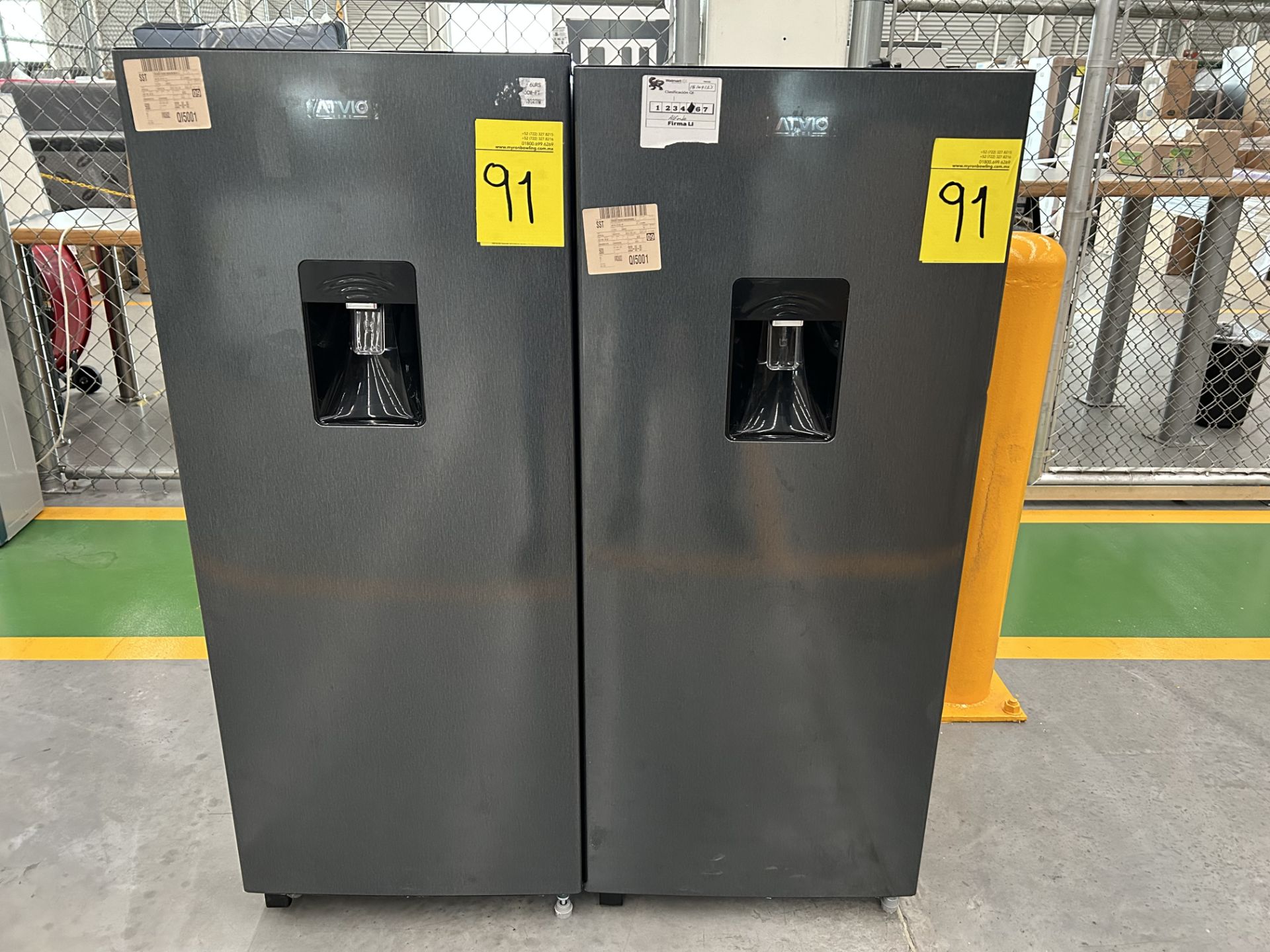 Lote de 2 refrigeradores contiene: 1 refrigerador con dispensador de agua Marca ATVIO, Modelo AT66U