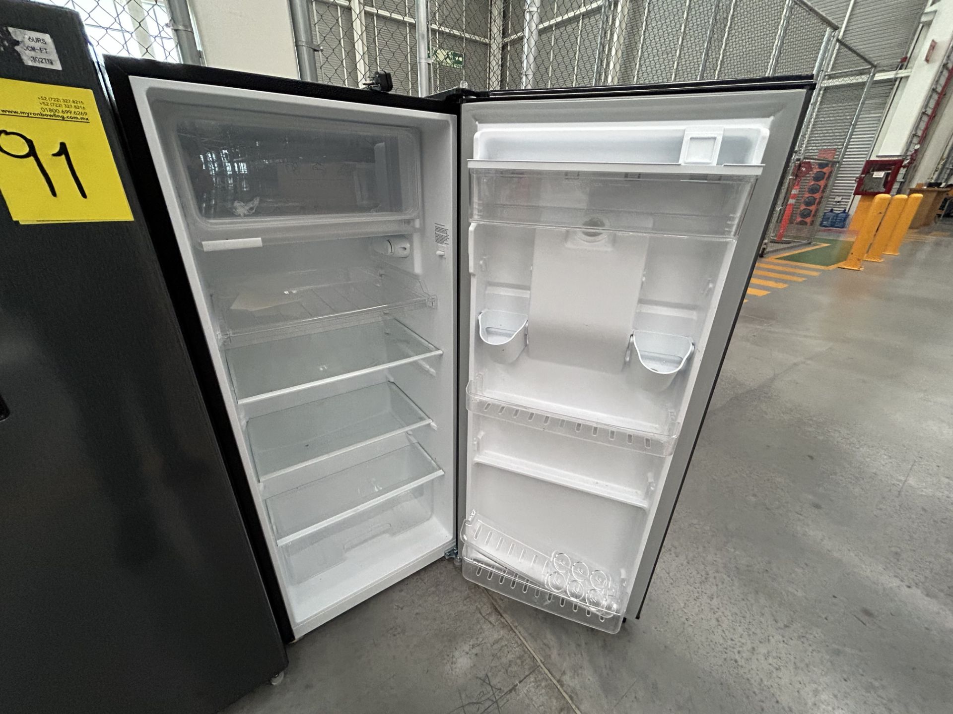 Lote de 2 refrigeradores contiene: 1 refrigerador con dispensador de agua Marca ATVIO, Modelo AT66U - Image 4 of 6