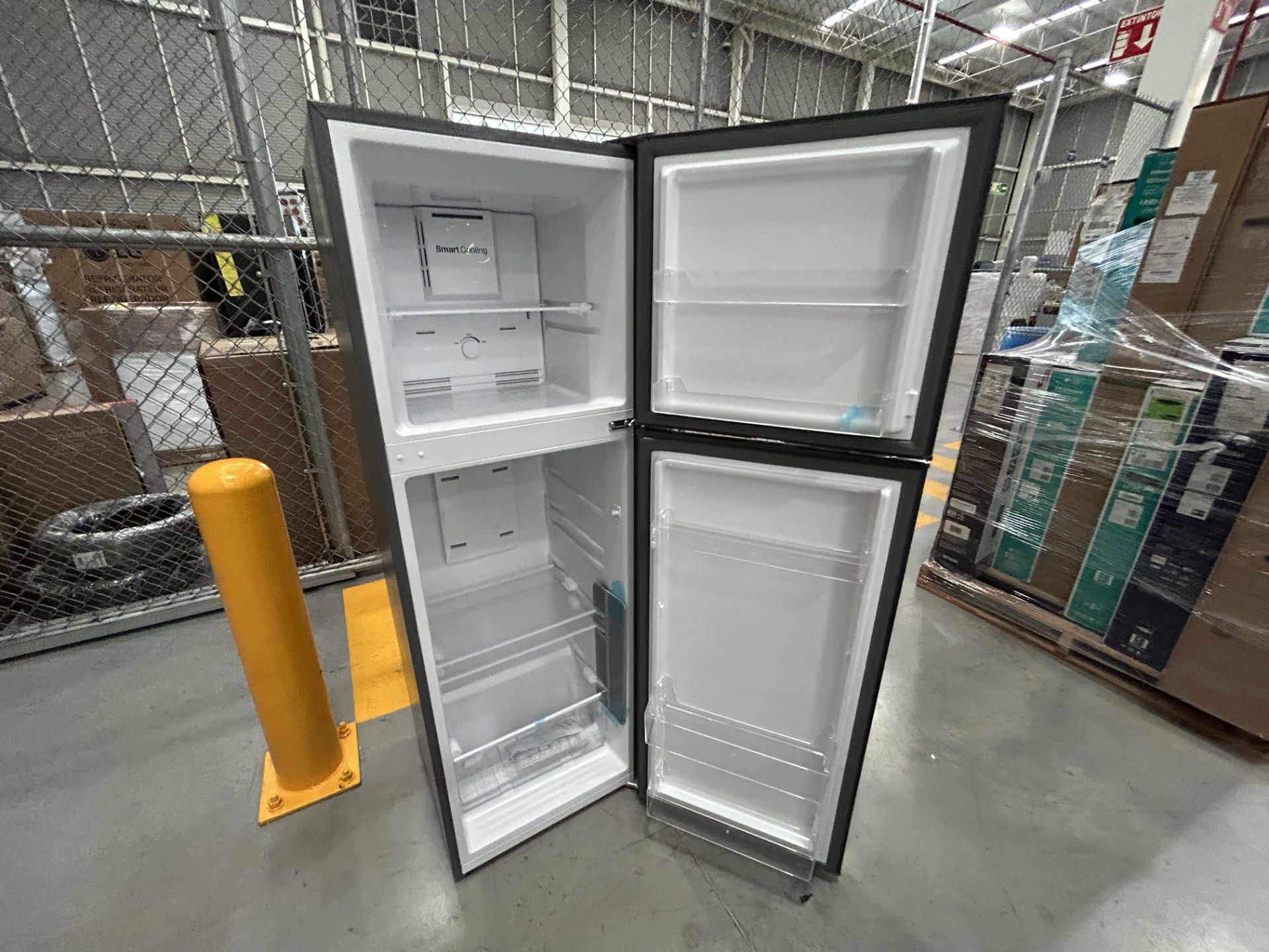 Lote de 2 refrigeradores contiene: 1 refrigerador Marca MABE, Modelo RME360FX, Serie 06730, Color G - Image 9 of 12