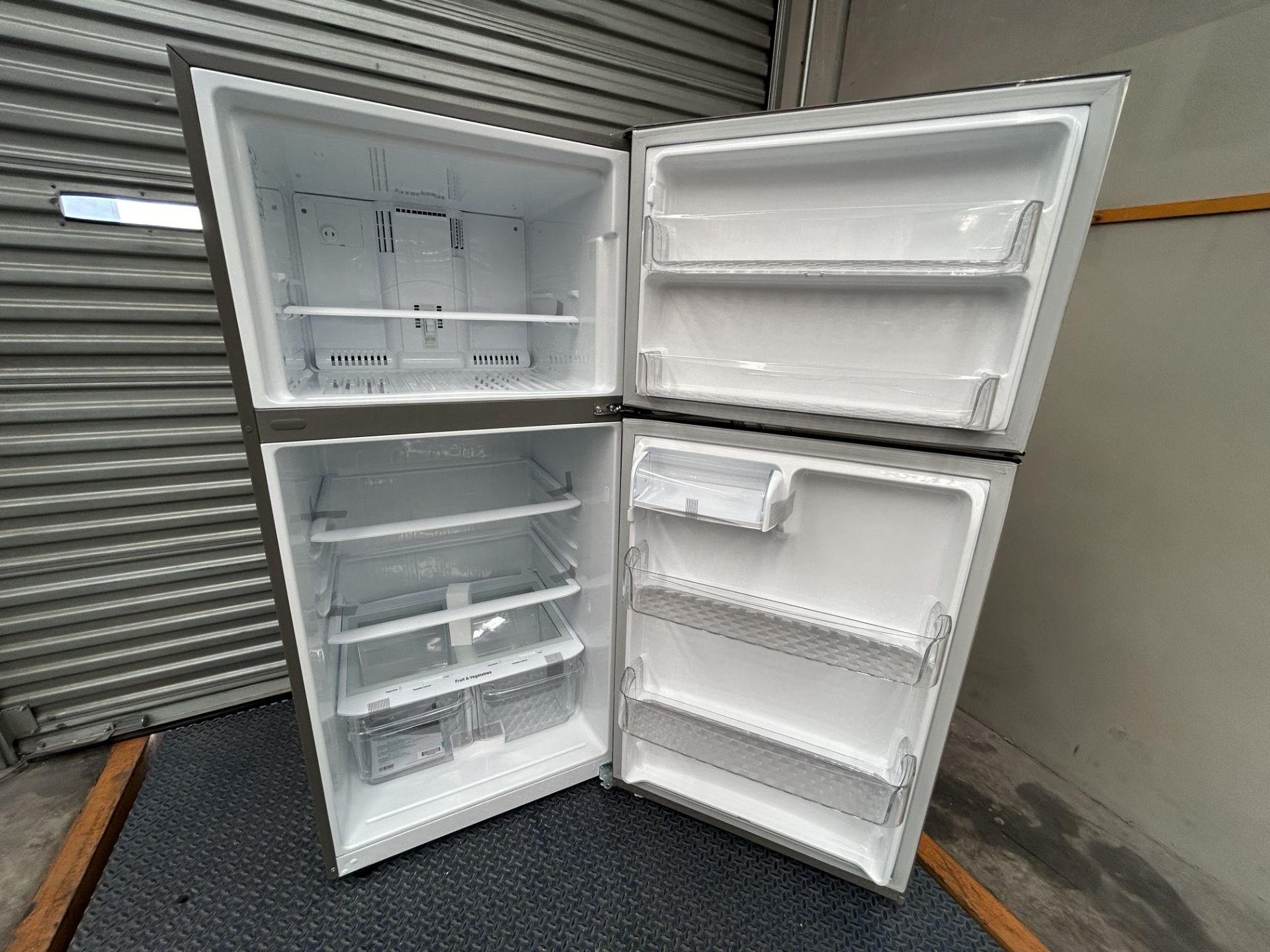 (NUEVO) Lote de 1 Refrigerador Marca LG, Modelo LT57BPSX, Serie 0C217, Color GRIS - Image 4 of 5