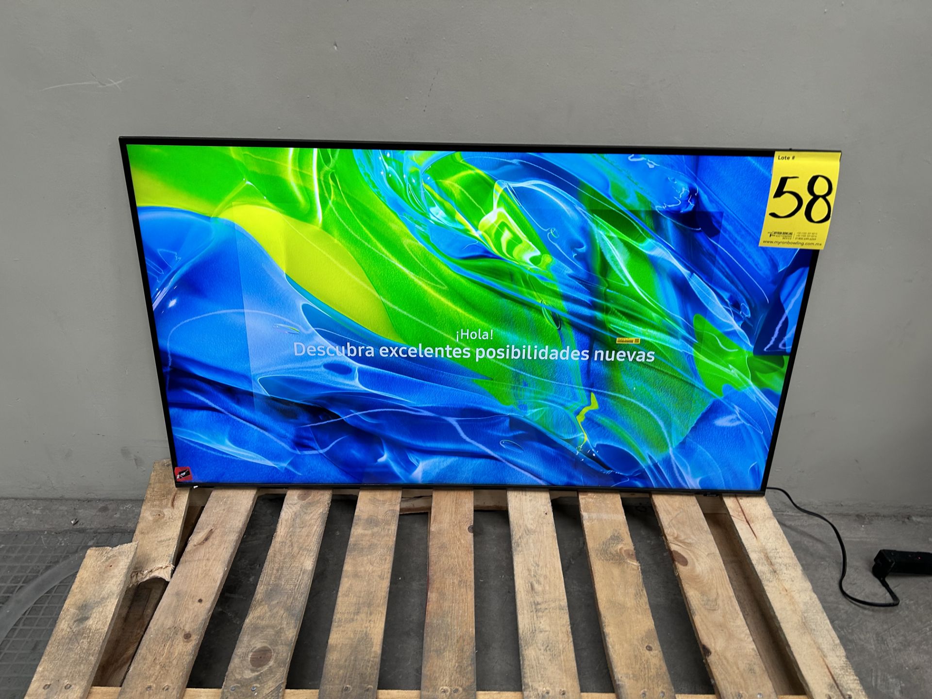 (NUEVO) Lote de 2 Pantallas contiene: 1 Pantalla de 55" Marca SAMSUNG, Modelo CRYSTAL 55AU8200; 1 P