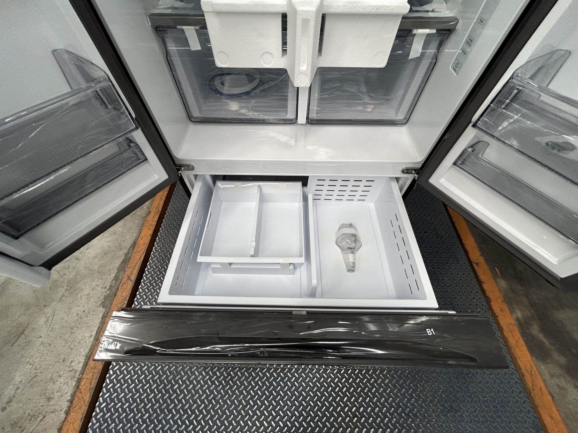 (NUEVO) Lote de 1 Refrigerador Marca SAMSUNG, Modelo RF32CG5N10B1, Serie 00968T, Color GRIS. - Image 5 of 6