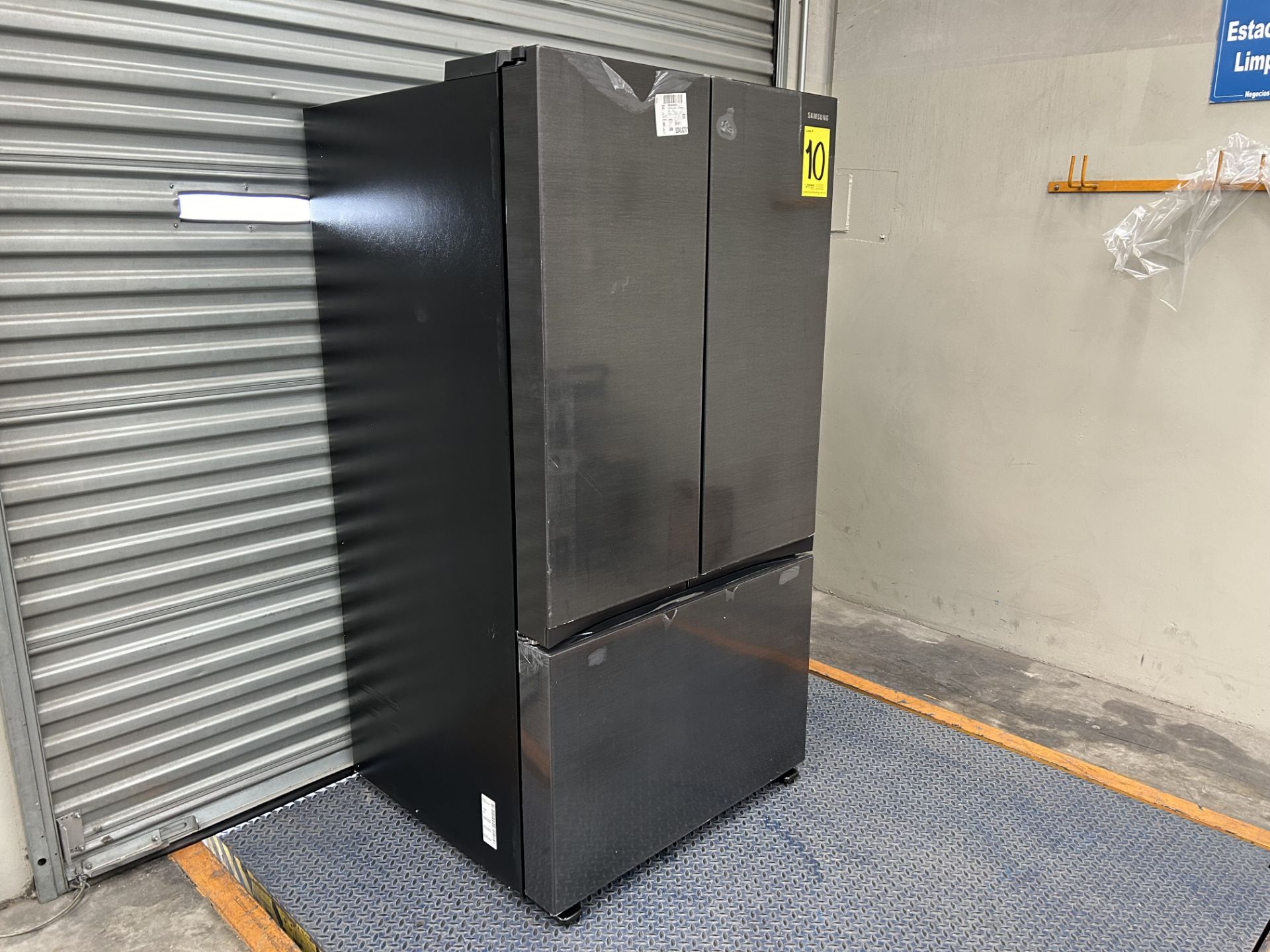 (NUEVO) Lote de 1 Refrigerador Marca SAMSUNG, Modelo RF32CG5N10B1, Serie 00968T, Color GRIS. - Image 2 of 6