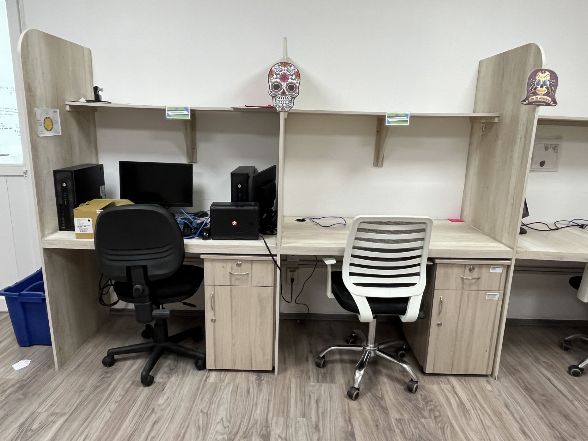 Lot of office furniture includes: 1 wooden furniture in "U" with 7 workstations with shelf and fili - Image 4 of 24