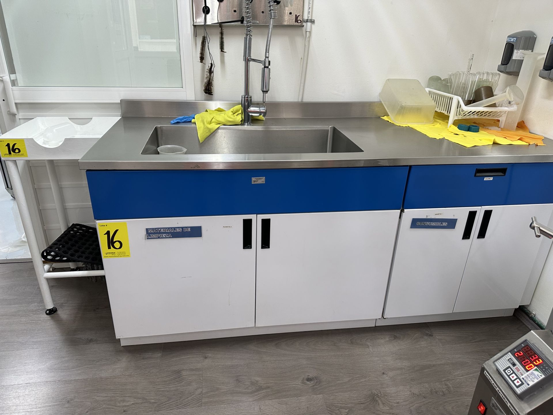1 laboratory cabinet with stainless steel cover and sink, measures approximately 2.0 x 0.76 x 0.90
