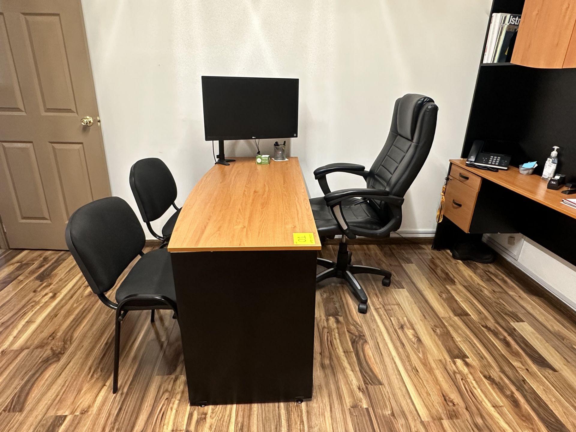 Lot of office furniture includes: 1 Desk in brown wood measures approximately 1.50 x 0.60 x 0.75 m; - Image 5 of 18