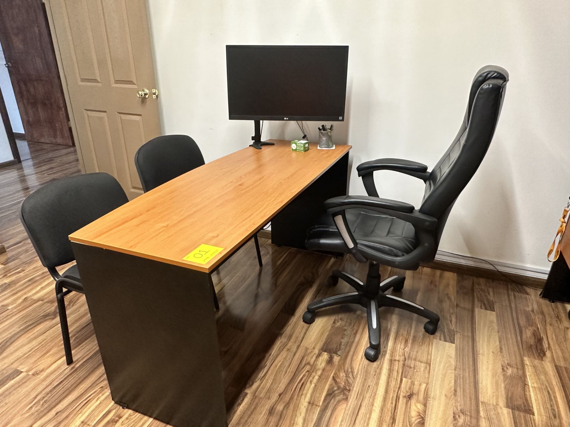 Lot of office furniture includes: 1 Desk in brown wood measures approximately 1.50 x 0.60 x 0.75 m; - Image 8 of 18