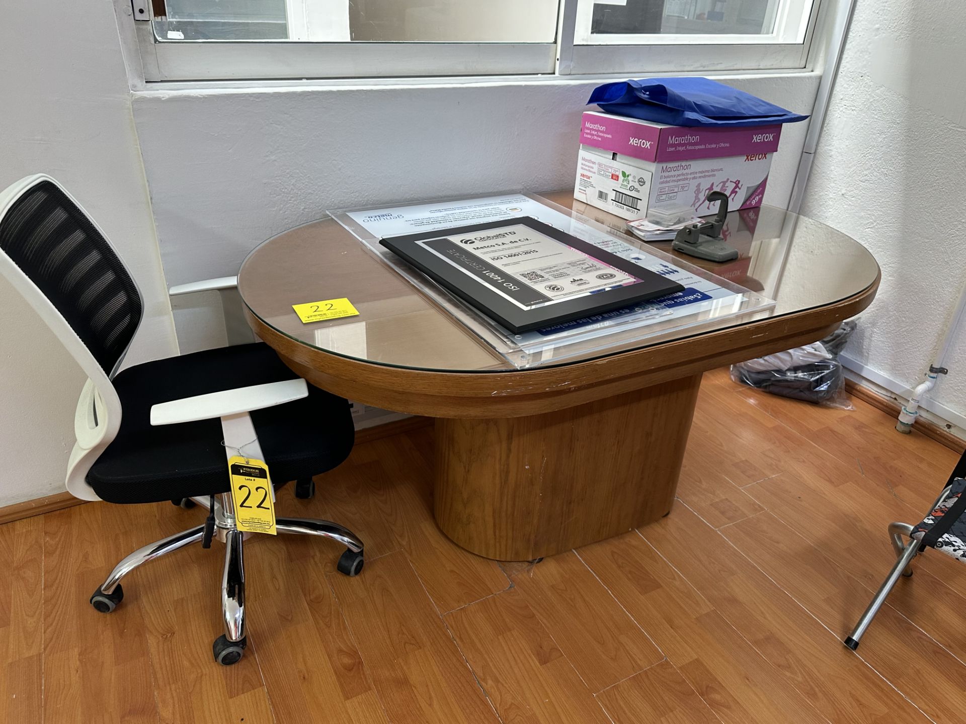 Lot of office furniture includes: 1 Wooden desk with glass cover approx. 1.50 x 0.90 x 73 m; 1 Wood - Image 3 of 37