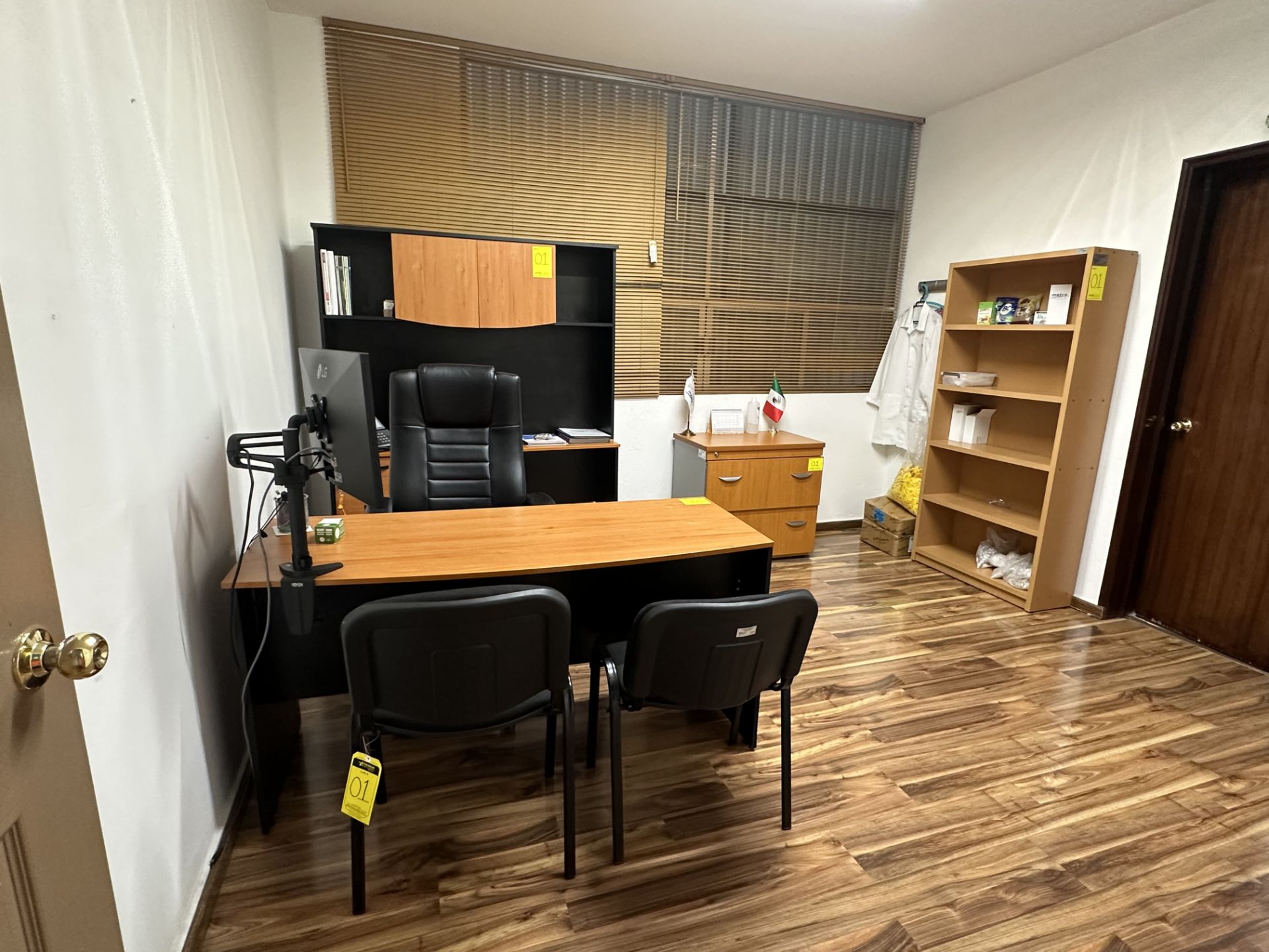 Lot of office furniture includes: 1 Desk in brown wood measures approximately 1.50 x 0.60 x 0.75 m; - Image 15 of 18