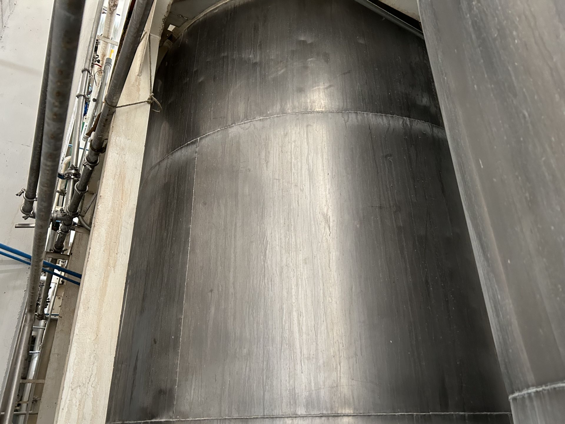 AISI-304 stainless steel tank with a capacity of 20, 800 L; Dimensions: Height: 4.88 m, Diameter: 2 - Image 5 of 14
