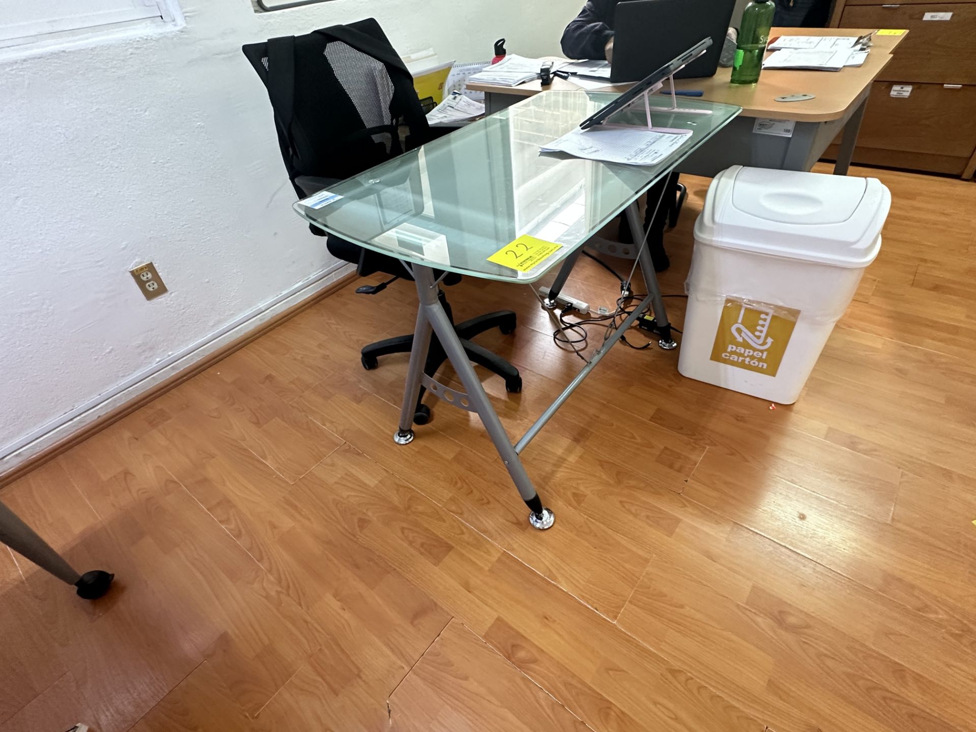 Lot of office furniture includes: 1 Wooden desk with glass cover approx. 1.50 x 0.90 x 73 m; 1 Wood - Image 11 of 37