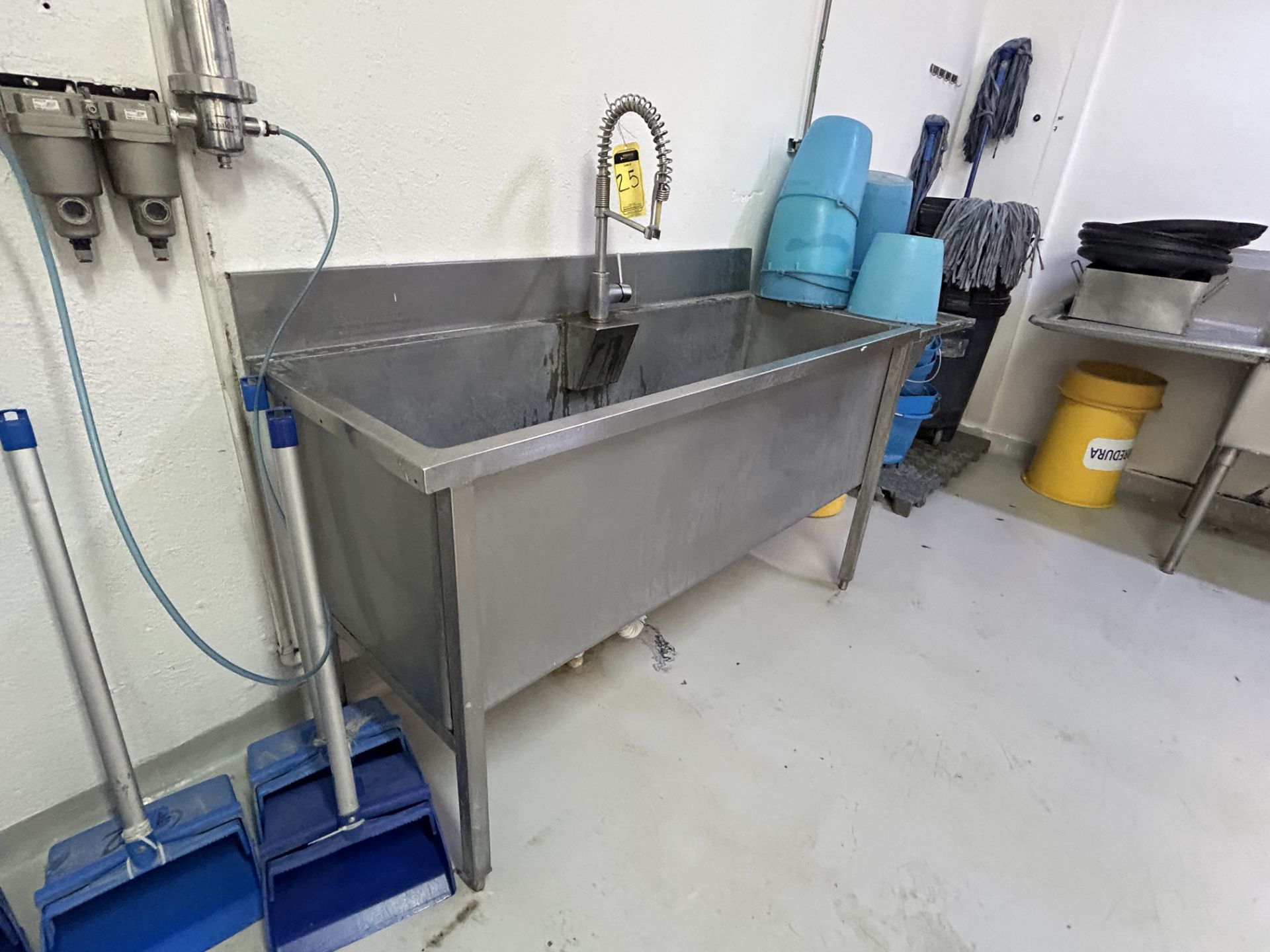 1 stainless steel sink, 2 x 0.60 m approx, includes water mixer, (without contents); includes 2 she - Image 5 of 14