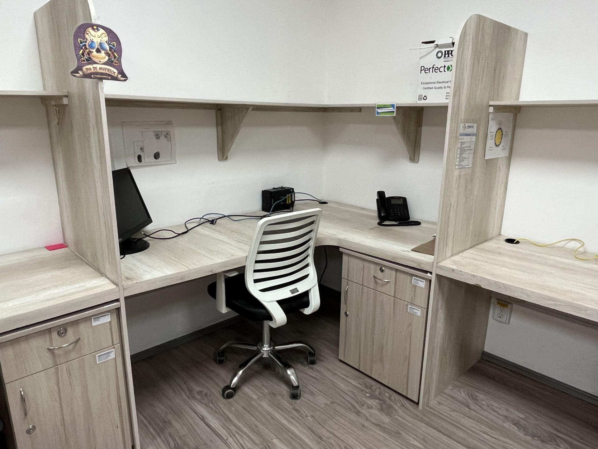 Lot of office furniture includes: 1 wooden furniture in "U" with 7 workstations with shelf and fili - Image 5 of 24