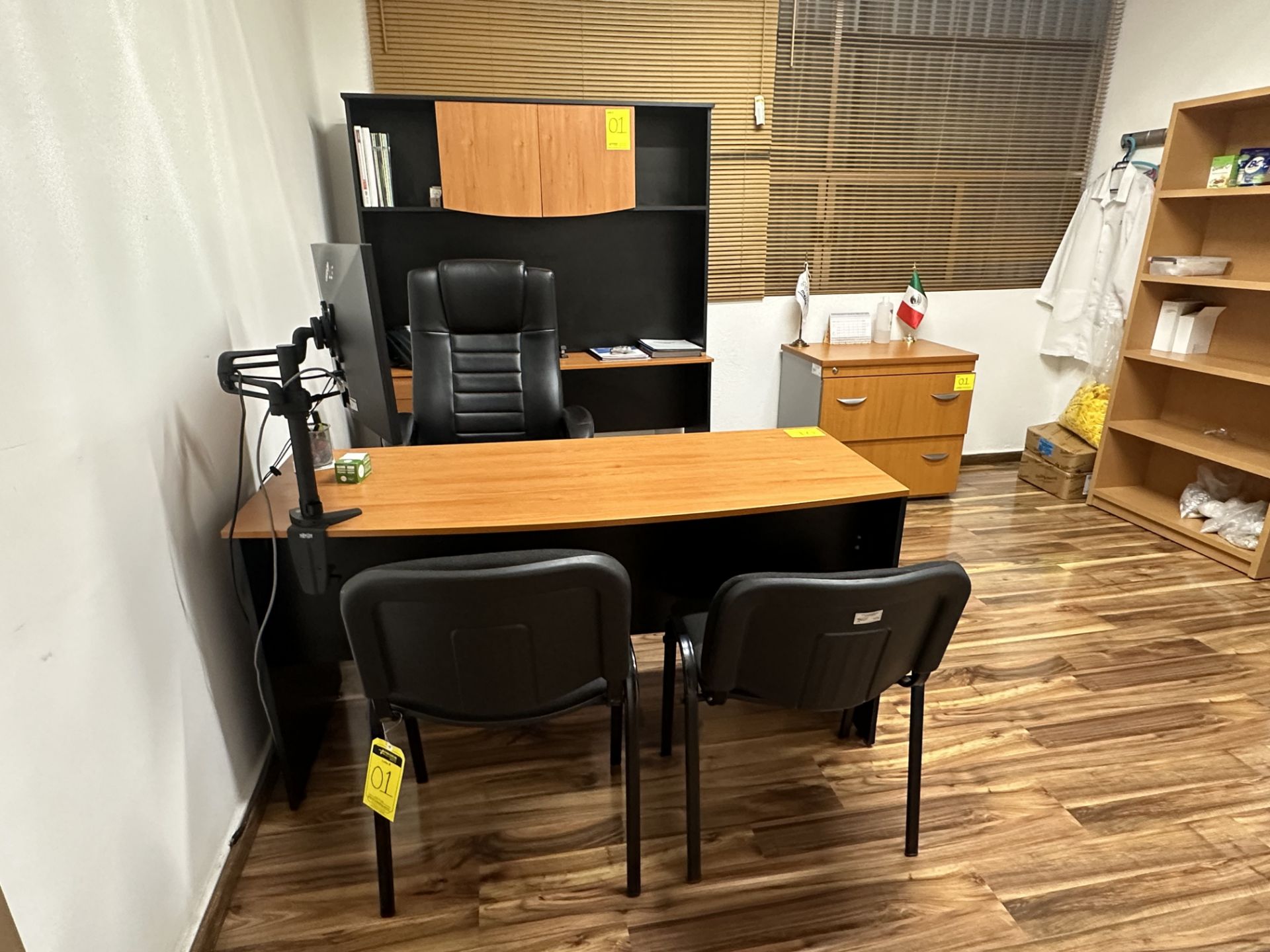 Lot of office furniture includes: 1 Desk in brown wood measures approximately 1.50 x 0.60 x 0.75 m; - Image 7 of 18