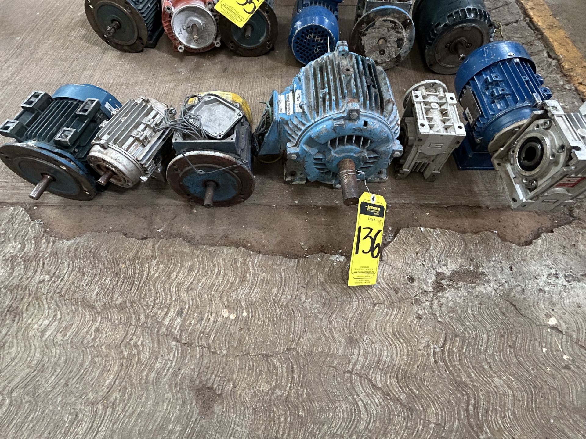 Lot consists of 6 pieces; includes 4 motors, 1 motor reducer, 1 reducer of different capacities. Pl