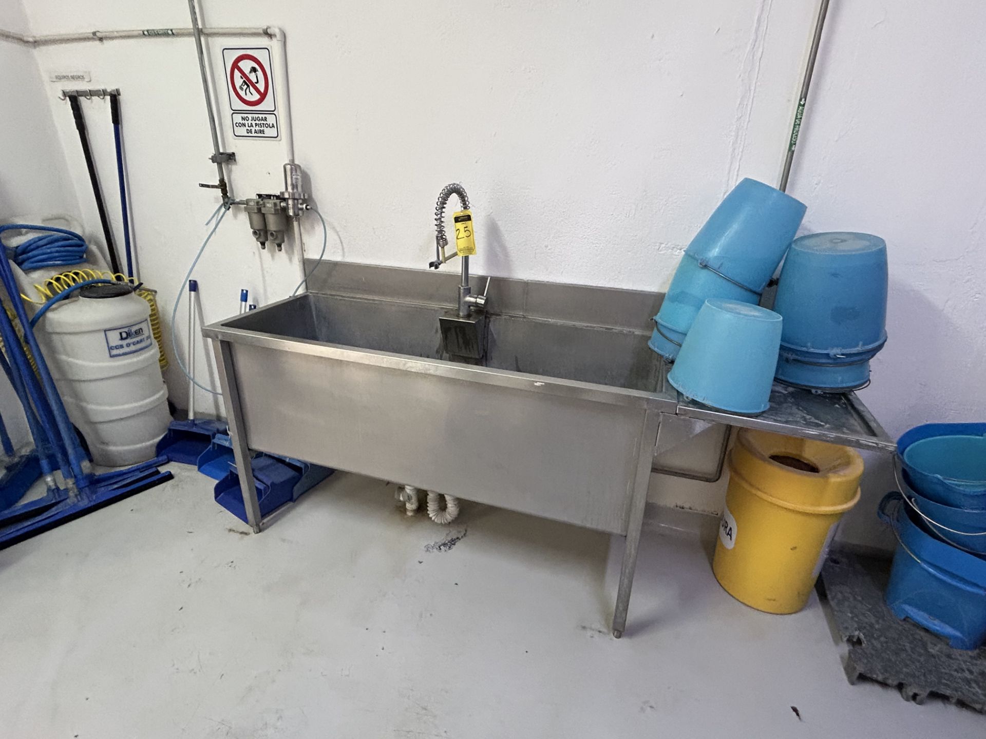 1 stainless steel sink, 2 x 0.60 m approx, includes water mixer, (without contents); includes 2 she