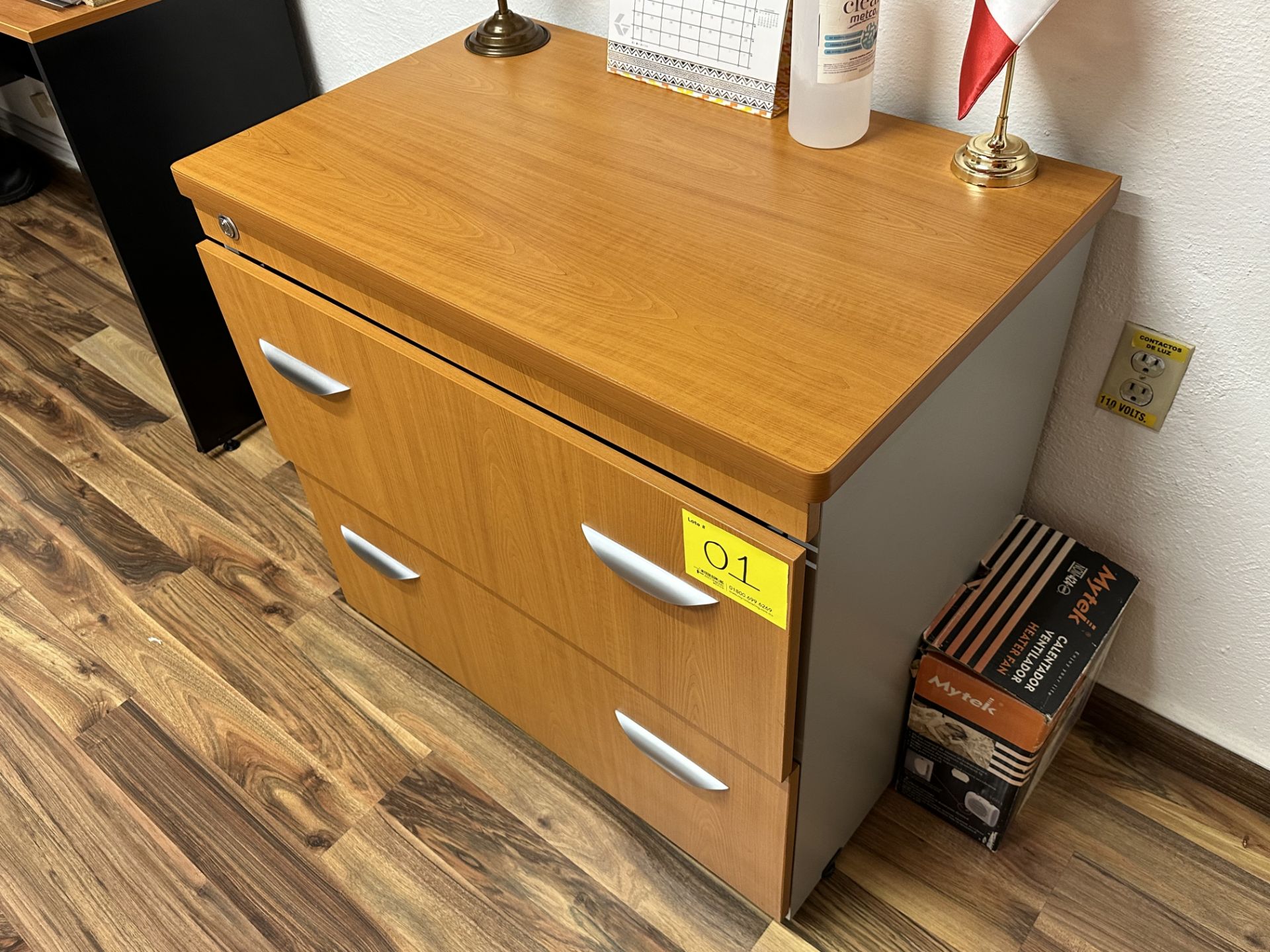 Lot of office furniture includes: 1 Desk in brown wood measures approximately 1.50 x 0.60 x 0.75 m; - Image 12 of 18