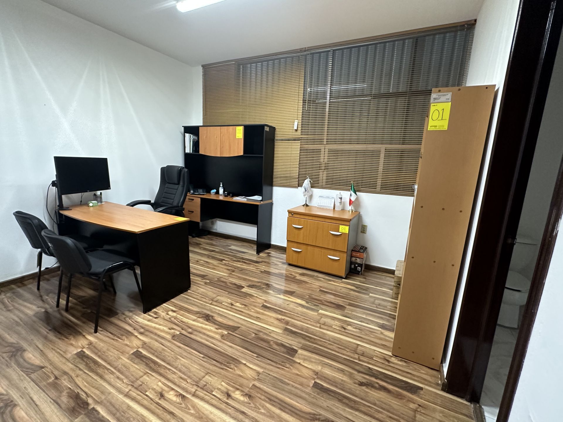 Lot of office furniture includes: 1 Desk in brown wood measures approximately 1.50 x 0.60 x 0.75 m; - Image 3 of 18
